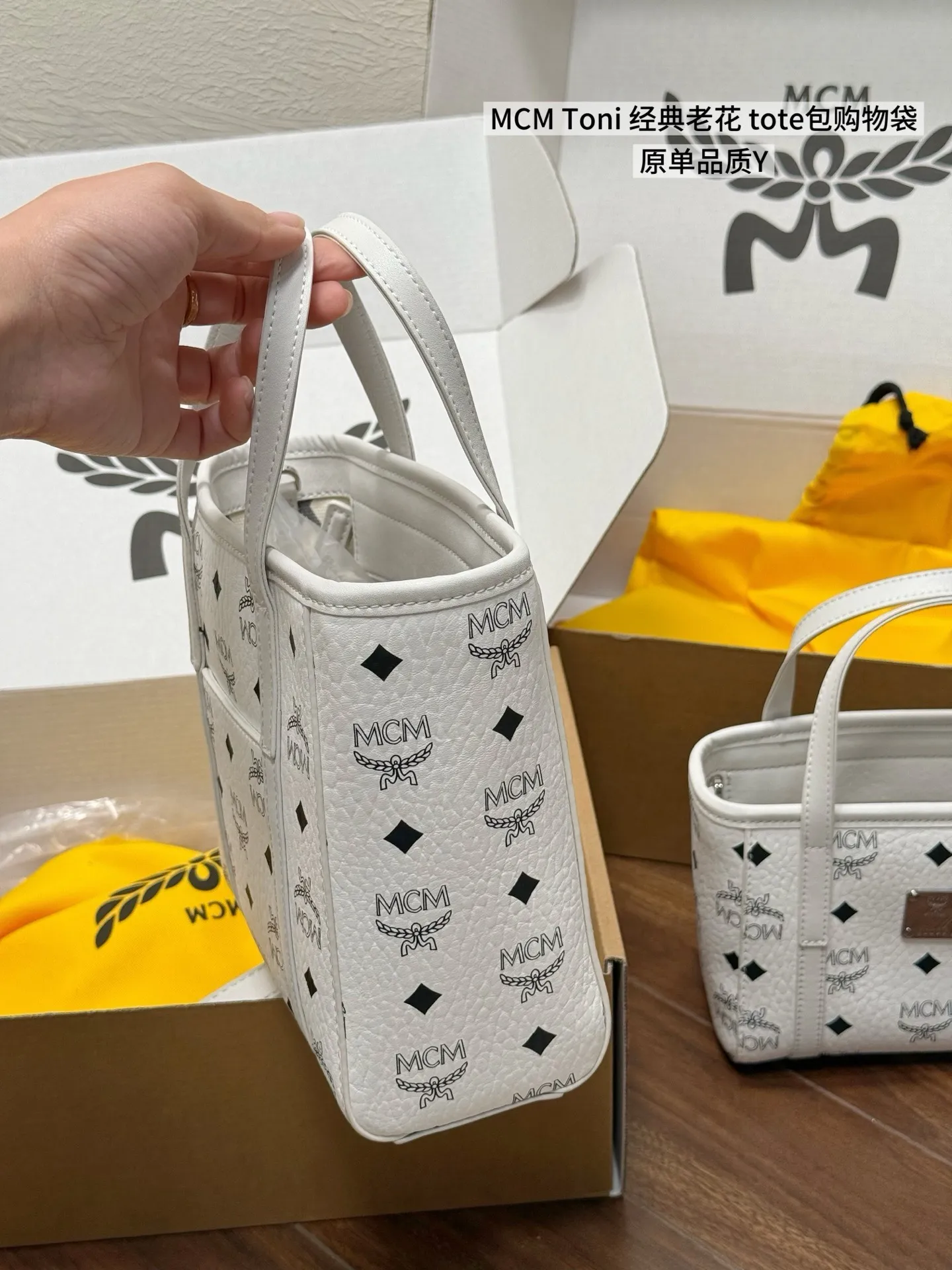 💰140 💰145 升级品质 对版五金/细节 &ldquo;配小狗挂件&rdquo; mcm 购物袋 Toni 经典老花满印 托特包Tote包购物袋菜篮子斜挎单肩手提包 真是方便又实用！ 背起来超级好看哦 🎀尺寸：19x19/17x15cm 图片包装ll