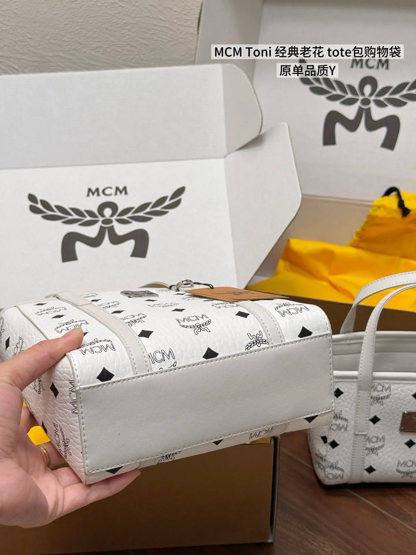 💰140 💰145 升级品质 对版五金/细节 &ldquo;配小狗挂件&rdquo; mcm 购物袋 Toni 经典老花满印 托特包Tote包购物袋菜篮子斜挎单肩手提包 真是方便又实用！ 背起来超级好看哦 🎀尺寸：19x19/17x15cm 图片包装ll