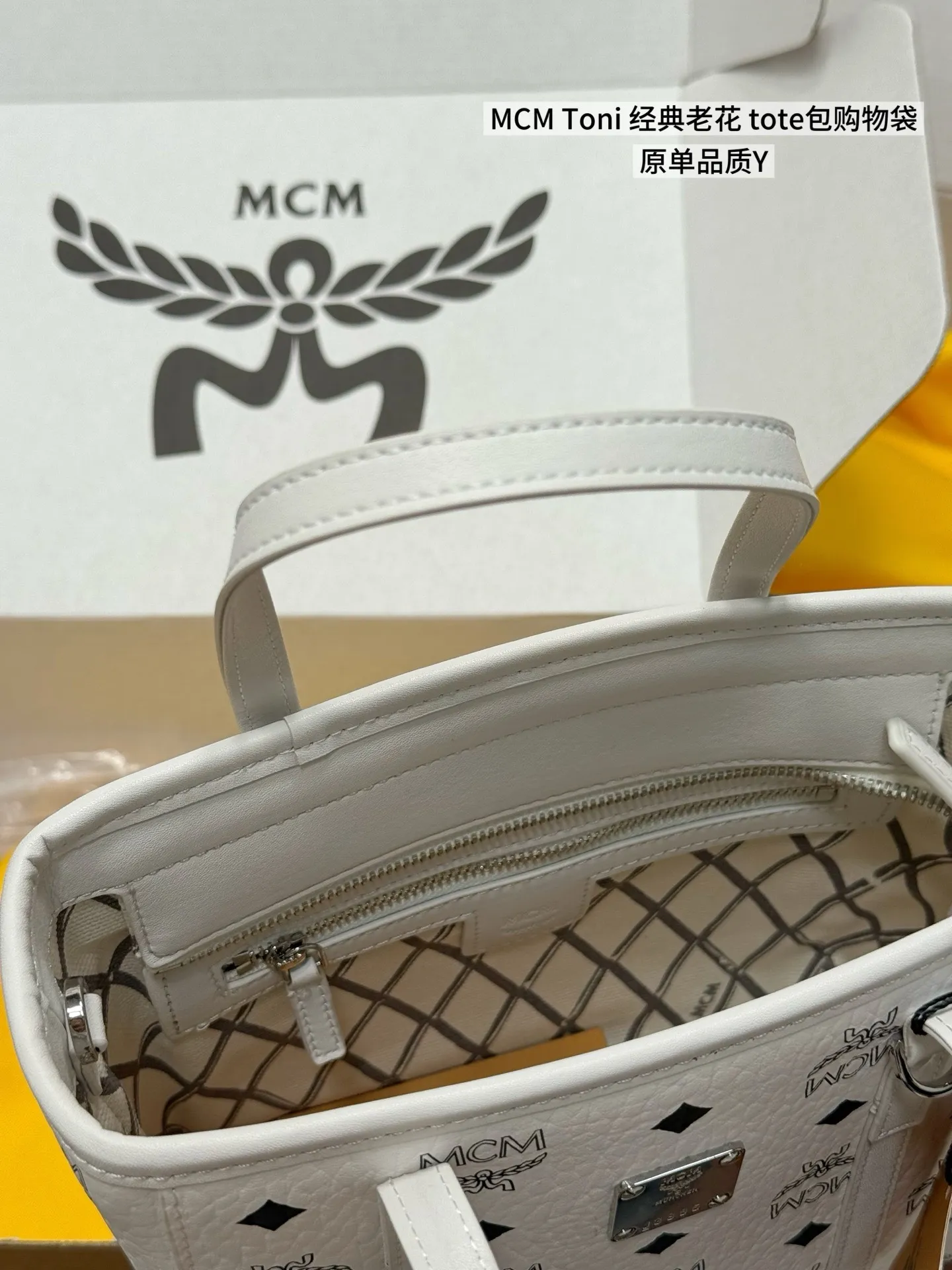 💰140 💰145 升级品质 对版五金/细节 &ldquo;配小狗挂件&rdquo; mcm 购物袋 Toni 经典老花满印 托特包Tote包购物袋菜篮子斜挎单肩手提包 真是方便又实用！ 背起来超级好看哦 🎀尺寸：19x19/17x15cm 图片包装ll