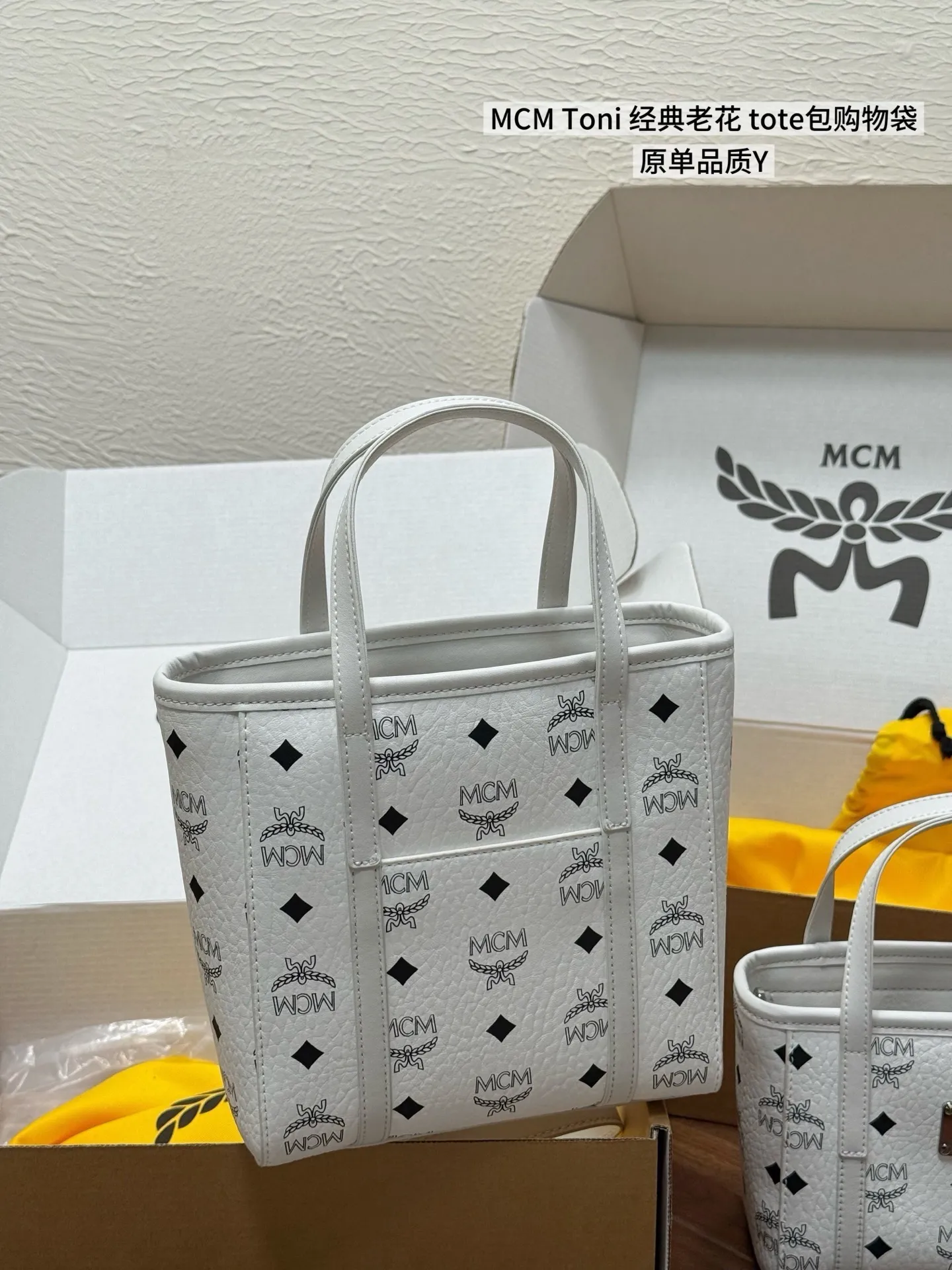 💰140 💰145 升级品质 对版五金/细节 “配小狗挂件” mcm 购物袋 Toni 经典老花满印 托特包Tote包购物袋菜篮子斜挎单肩手提包 真是方便又实用! 背起来超级好看哦 🎀尺寸:19x19/17x15cm 图片包装ll