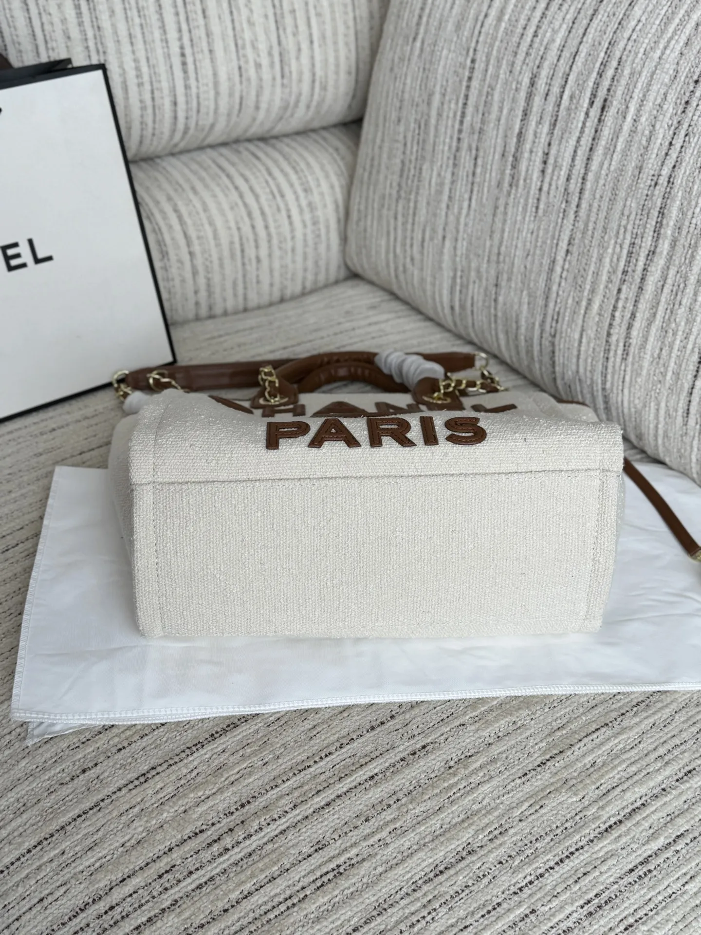 大💰220 小💰215 size：37&times;29/31&times;24 CHANEL香奈儿 帆布 沙滩包 链条包 托特包 子母包 Chanel 新款包包😍 帆布系列小香包🥳好轻盈高级哒 它和夏天一起来了｜香奈儿初夏度假系列 ‼️帆布风的包包太夏天了 可以搭配海滩风的小裙子 特别适合去海边度假旅游的时候背🏝 度假帆布系列也将实用和松弛结合的恰到好处 哪怕是帆布包也非常适合日常穿搭去背