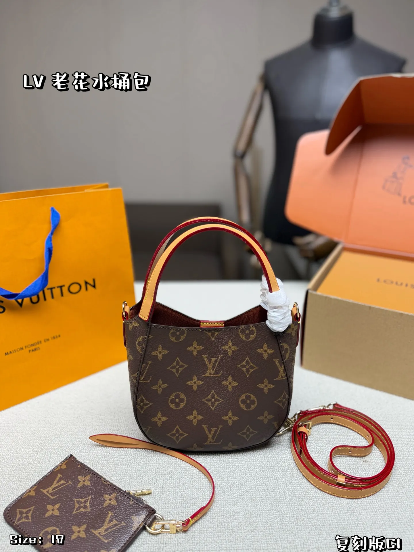 P120 折叠盒✈️飞机盒 LV All In BB手袋采用经典Monogram老花帆布 小巧精致。双肩带设计,手提、斜挎、单肩背都OK,灵活百搭✨。附可拆卸小卡包,实用又贴心。灵感源自水桶包 容量适中,通勤或出行都很适合,是LV热门爆款之一 尺寸 18*16