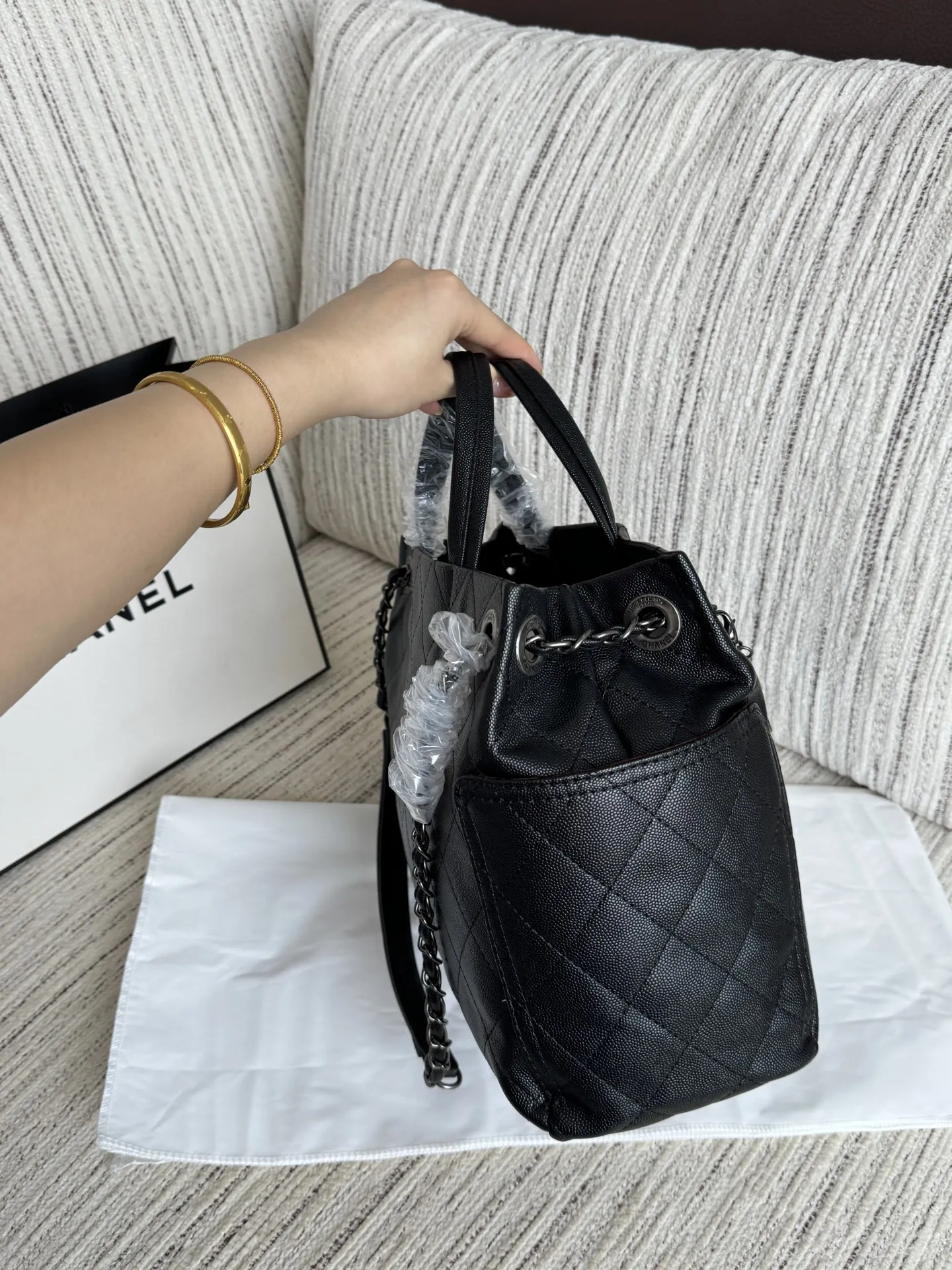 💰240 size：31&times;25 CHANEL香奈儿 鱼子酱 链条包 中古包 托特包 购物袋 时髦拿捏住啦 不显老气好好搭啊 而且貌美气质加成好高的呀～ 爱死了这份从容优雅