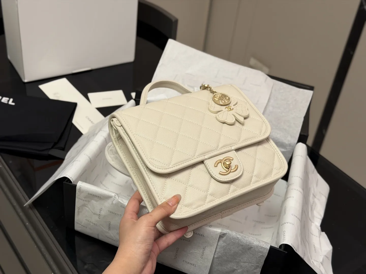 ¥200 折叠盒飞机盒 香奈儿Chanel25B双肩|这是公主的包吧! 各种经典元素结合 通身鱼子酱牛皮 搭配四叶草挂坠 精致时髦 尺寸:22.20cm