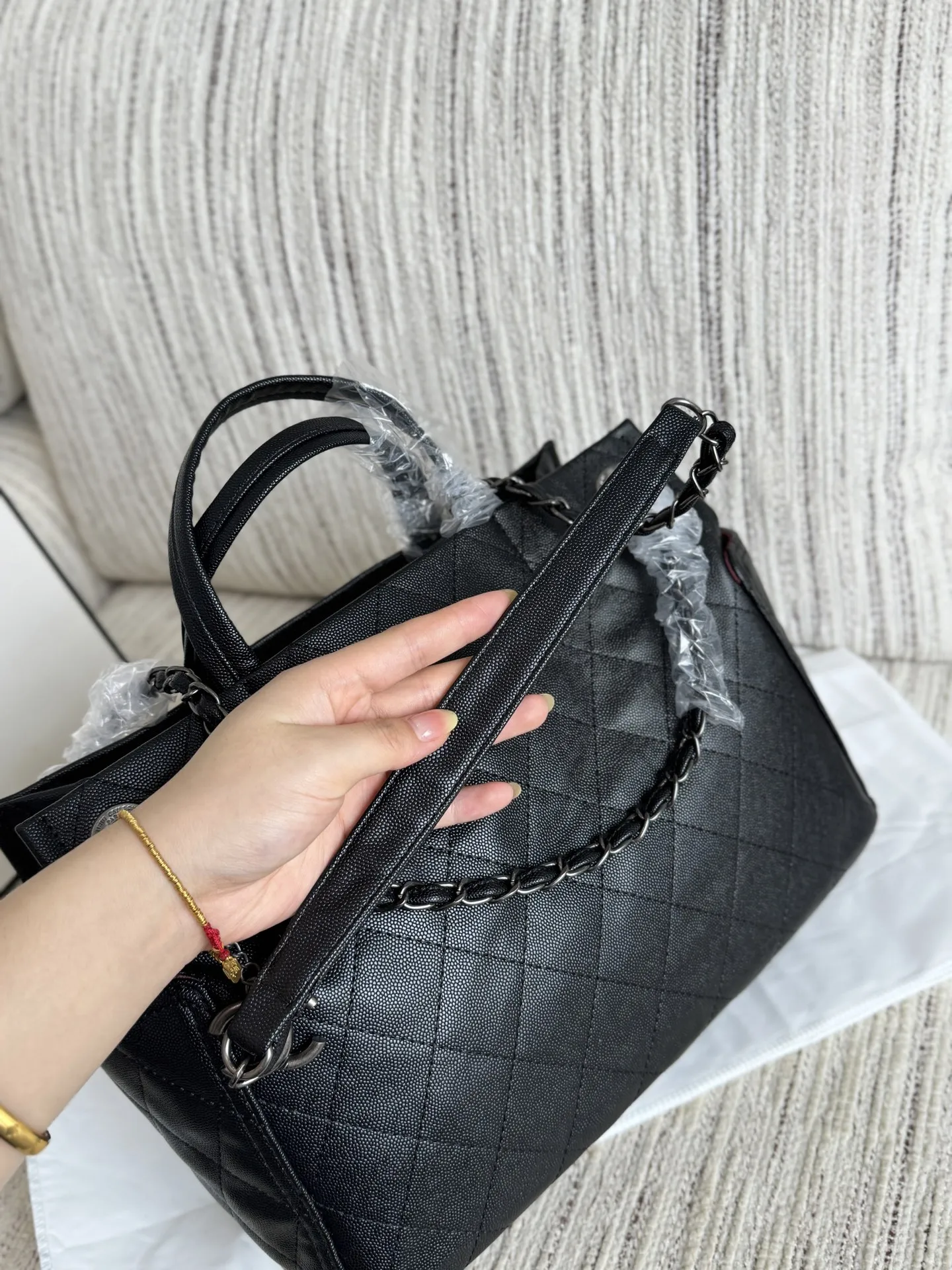 💰240 size:31×25 CHANEL香奈儿 鱼子酱 链条包 中古包 托特包 购物袋 时髦拿捏住啦 不显老气好好搭啊 而且貌美气质加成好高的呀~ 爱死了这份从容优雅