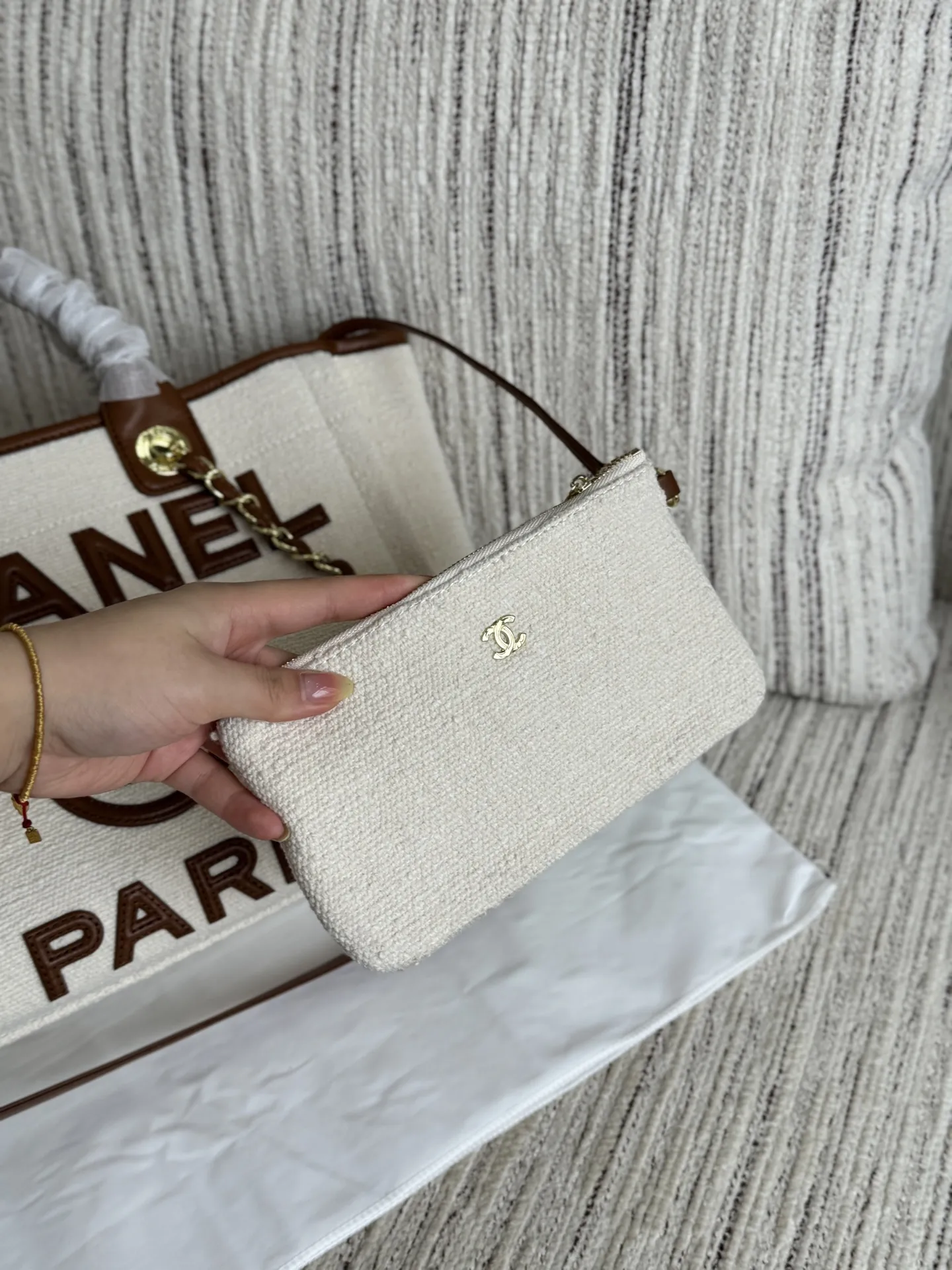 大💰220 小💰215 size：37&times;29/31&times;24 CHANEL香奈儿 帆布 沙滩包 链条包 托特包 子母包 Chanel 新款包包😍 帆布系列小香包🥳好轻盈高级哒 它和夏天一起来了｜香奈儿初夏度假系列 ‼️帆布风的包包太夏天了 可以搭配海滩风的小裙子 特别适合去海边度假旅游的时候背🏝 度假帆布系列也将实用和松弛结合的恰到好处 哪怕是帆布包也非常适合日常穿搭去背