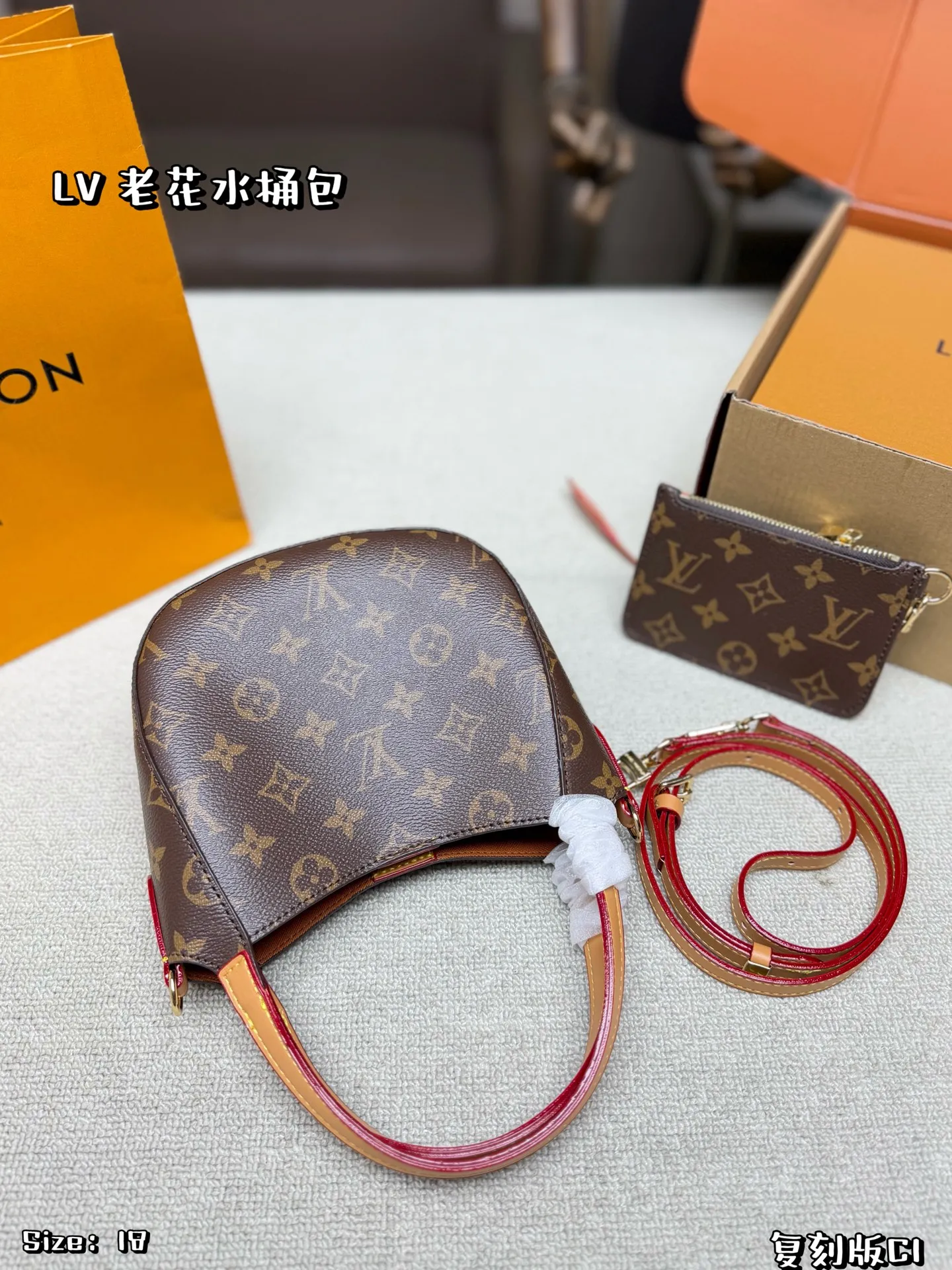 P120 折叠盒✈️飞机盒 LV All In BB手袋采用经典Monogram老花帆布 小巧精致。双肩带设计，手提、斜挎、单肩背都OK，灵活百搭✨。附可拆卸小卡包，实用又贴心。灵感源自水桶包 容量适中，通勤或出行都很适合，是LV热门爆款之一 尺寸 18*16