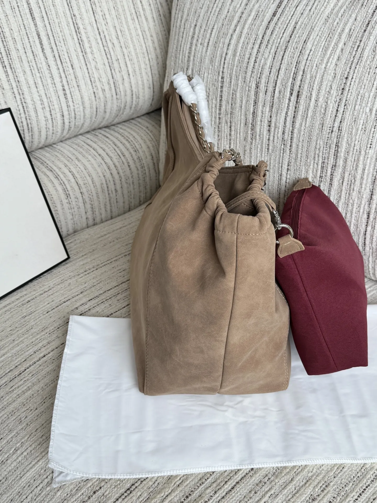 💰160 size:42×33 CHANEL香奈儿 麂皮 托特包 购物袋 腋下包 链条包 子母包 沙滩包 还这么能装实用,背上秒变甜酷女孩,是不是很多集美纠喜欢直接选好看就够了,百搭又好看🐸 大容量链条包,通勤出游的绝佳拍档! 软糯的皮质,摸起来超级舒服,背起来也很轻便。链条设计增添了时尚感,抽绳收口设计让包包更显慵懒随性。🎀