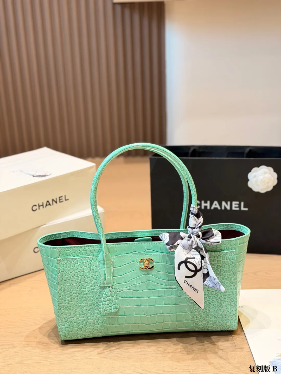 复刻版 p240 Chanel 薄荷绿鳄鱼纹托特包 香奈儿2026春夏系列薄荷绿鳄鱼纹托特包,采用稀有鳄鱼纹牛皮,质感独特又耐用。正面双C金属Logo超有辨识度计,简约大气,容量大,通勤或出行都实用 尺寸:35-21-12cm