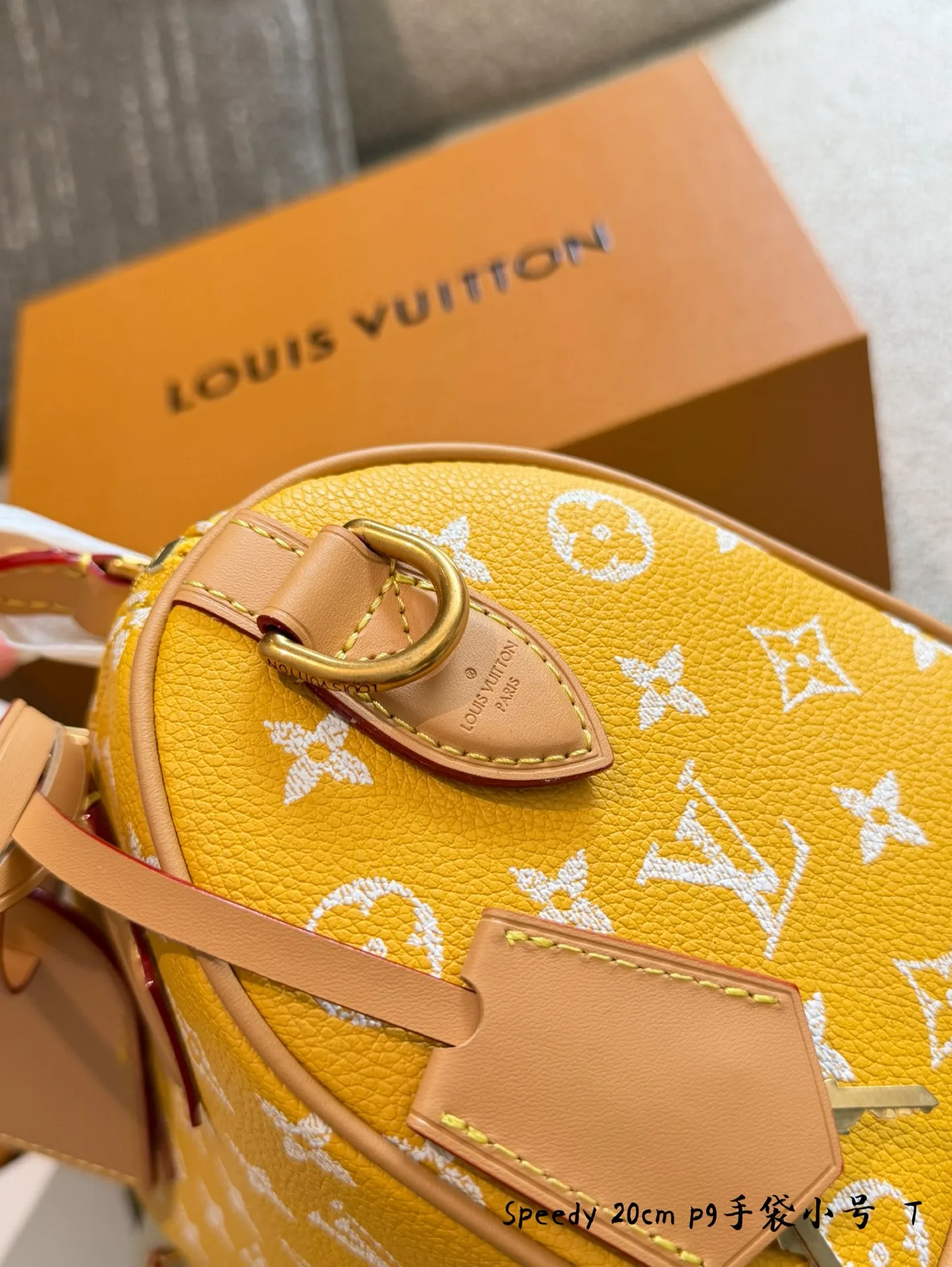 p250 Speedy P29黄色手袋​​20cm 💛LV Speedy P29手袋由设计师Pharrell Williams打造，采用Monogram Empreinte压花牛皮，经典老花图案，触感柔软又耐用✨。20cm小巧尺寸，日常通勤或出行都很适合。黄色&ldquo;发财黄&rdquo;配色超亮眼，搭配天然色皮革手柄和肩带，手提斜挎都OK！内部空间合理，定型枕头包设计，实用又时髦，是LV近年来超火的热门款，时尚爱好者必入！👜