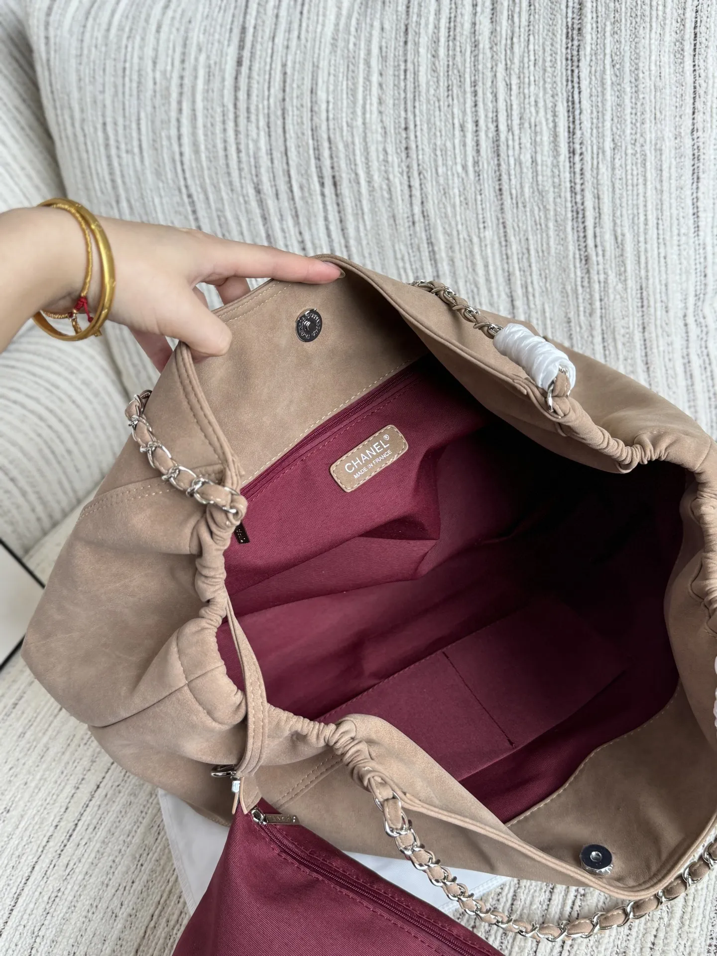 💰160 size:42×33 CHANEL香奈儿 麂皮 托特包 购物袋 腋下包 链条包 子母包 沙滩包 还这么能装实用,背上秒变甜酷女孩,是不是很多集美纠喜欢直接选好看就够了,百搭又好看🐸 大容量链条包,通勤出游的绝佳拍档! 软糯的皮质,摸起来超级舒服,背起来也很轻便。链条设计增添了时尚感,抽绳收口设计让包包更显慵懒随性。🎀
