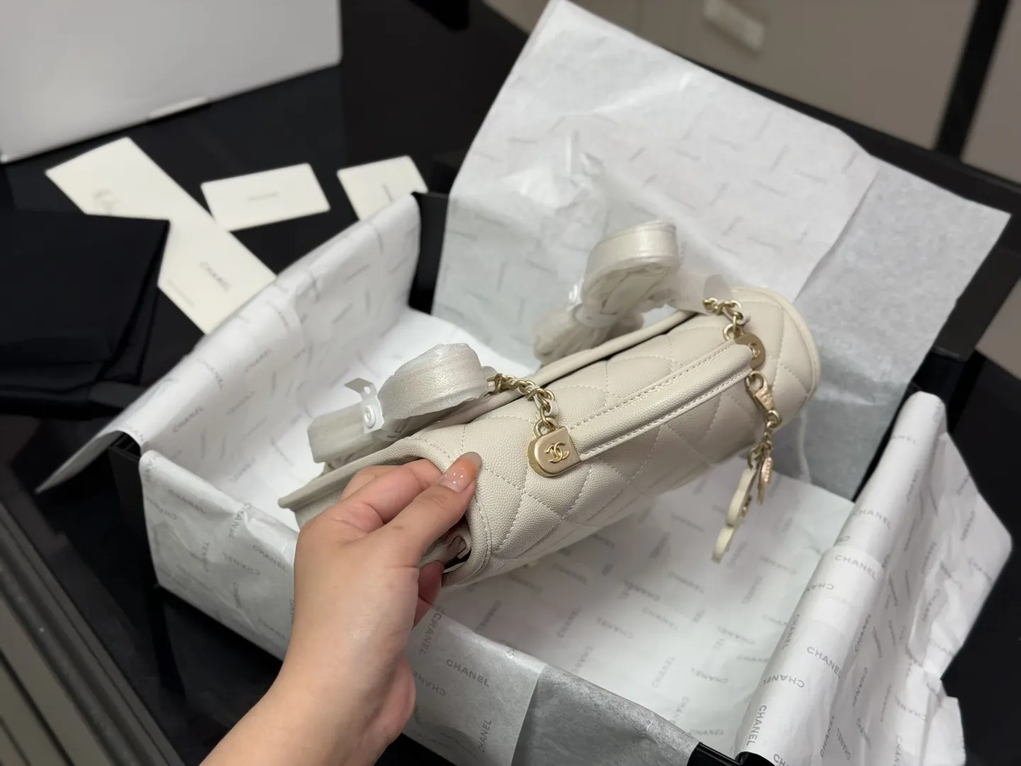 ¥200 折叠盒飞机盒 香奈儿Chanel25B双肩|这是公主的包吧! 各种经典元素结合 通身鱼子酱牛皮 搭配四叶草挂坠 精致时髦 尺寸:22.20cm