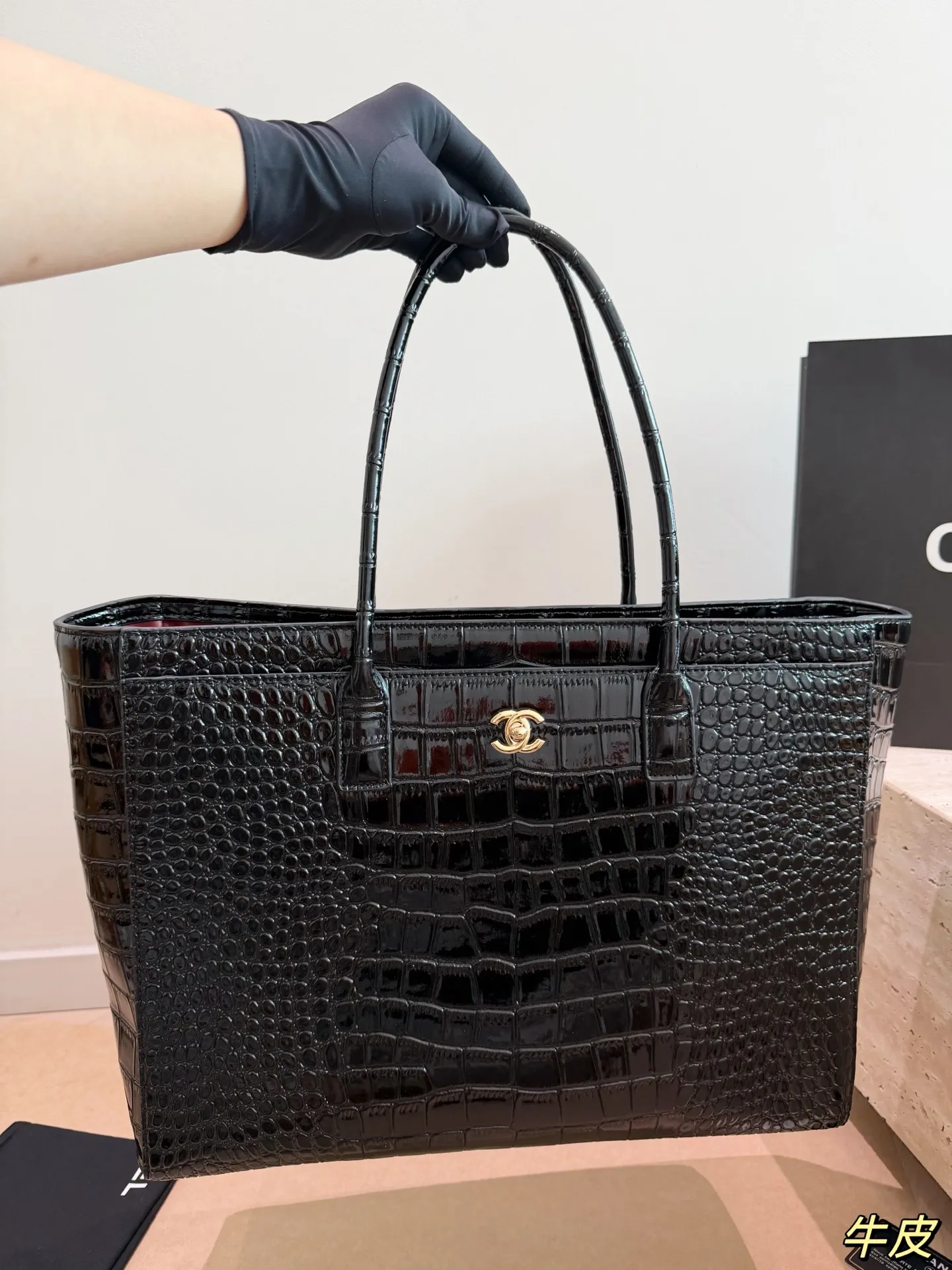 P335 大号 香奈儿 26SS Chanel 薄荷绿鳄鱼纹购物包 香奈儿2026春夏系列薄荷绿鳄鱼纹托特包,采用稀有鳄鱼纹牛皮,质感独特又耐用。正面双C金属Logo超有辨识度计,简约大气,容量大,通勤或出行都实用 尺寸:47*15*31.4cm