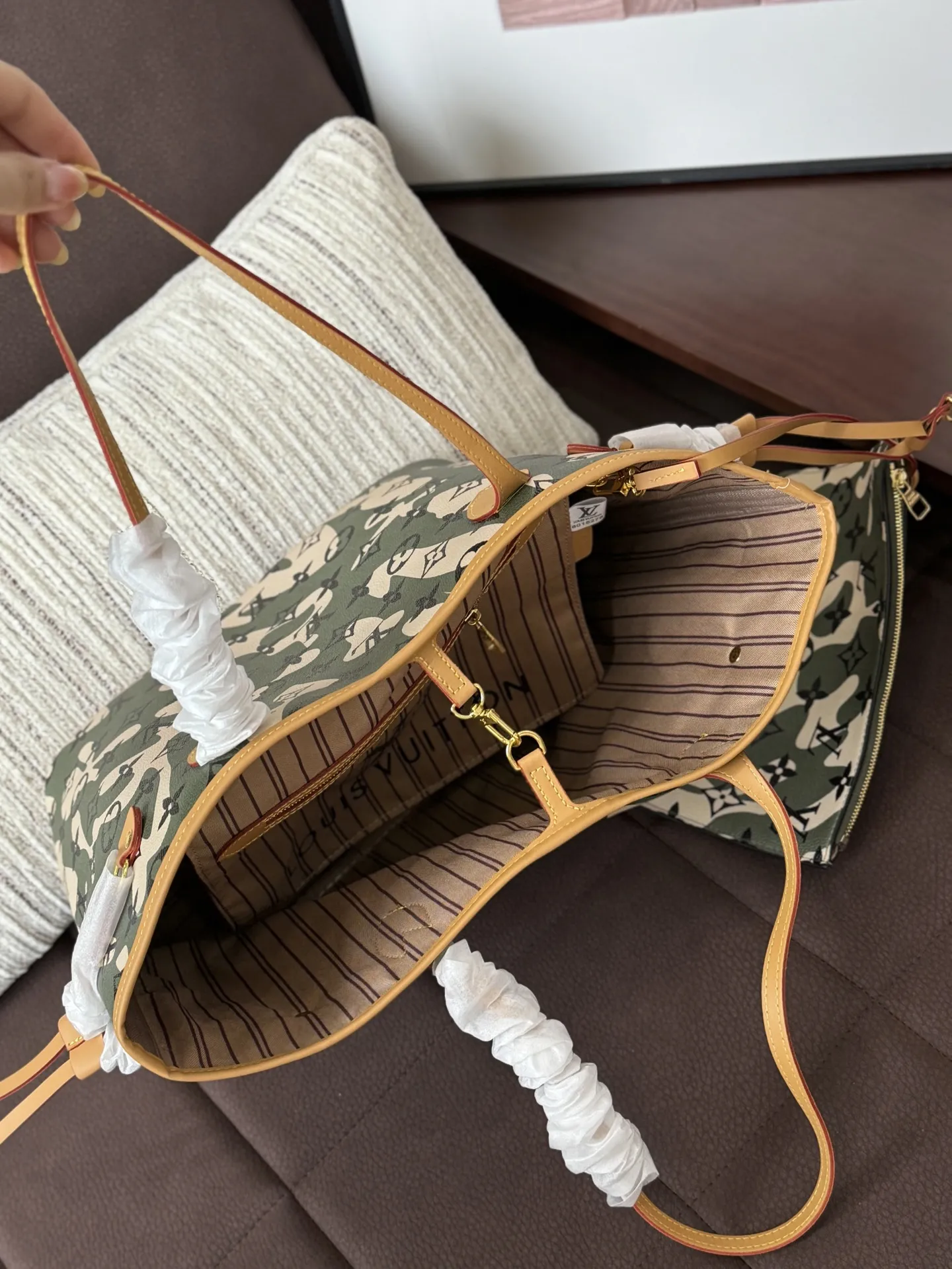 💰190 折叠盒 size:33×28 LV NEVERFULL 迷彩 托特包Tote包购物袋单肩手提包 入门级的款式哦!绝对的终身款!此物经典不言而喻!街拍和实用都是非常nb的选择!大家拿到后可以感受下,皮质颗粒之间空袭分明,宽度平均,摸上去软硬适中,变色皮哦!