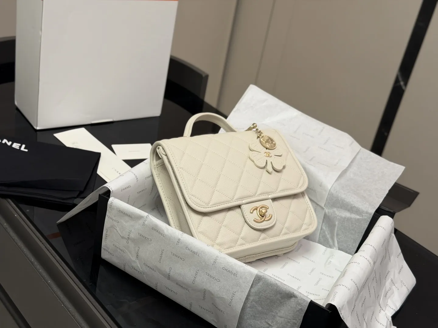 ¥200 折叠盒飞机盒 香奈儿Chanel25B双肩|这是公主的包吧! 各种经典元素结合 通身鱼子酱牛皮 搭配四叶草挂坠 精致时髦 尺寸:22.20cm