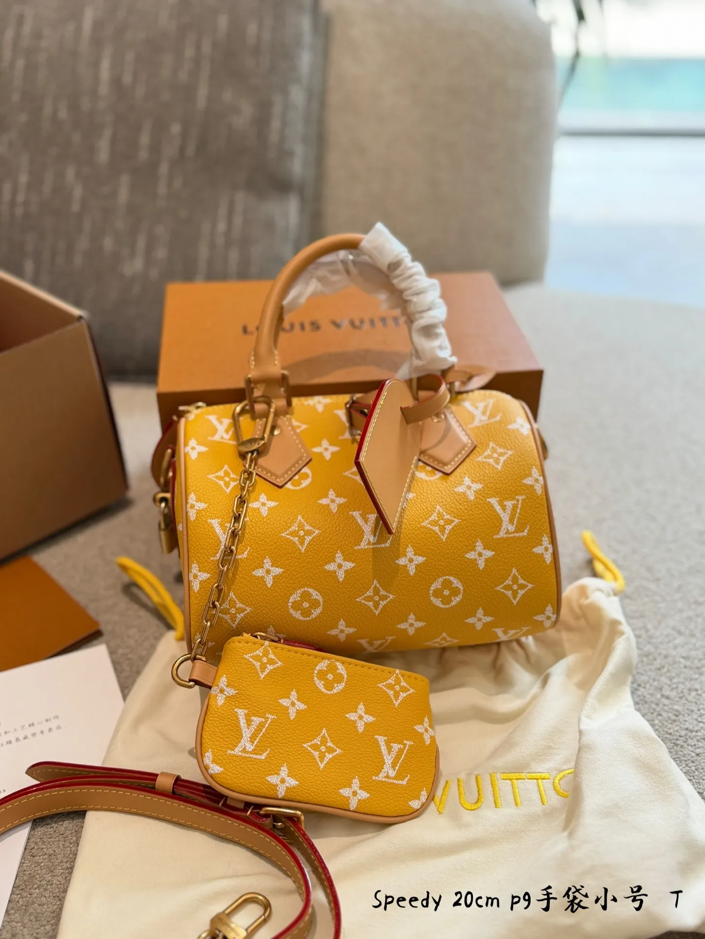 p250 Speedy P29黄色手袋20cm 💛LV Speedy P29手袋由设计师Pharrell Williams打造,采用Monogram Empreinte压花牛皮,经典老花图案,触感柔软又耐用✨。20cm小巧尺寸,日常通勤或出行都很适合。黄色“发财黄”配色超亮眼,搭配天然色皮革手柄和肩带,手提斜挎都OK!内部空间合理,定型枕头包设计,实用又时髦,是LV近年来超火的热门款,时尚爱好者必入!👜
