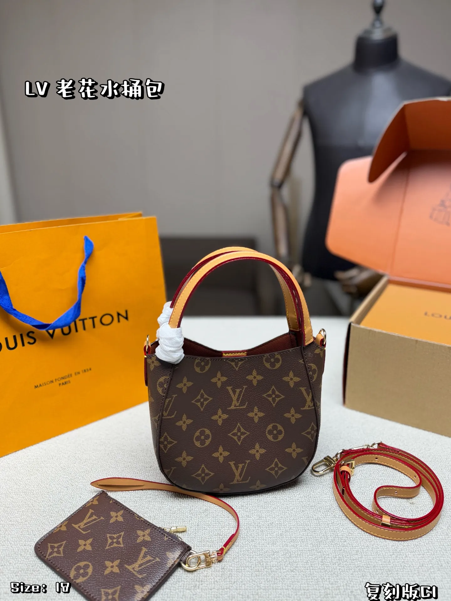 P120 折叠盒✈️飞机盒 LV All In BB手袋采用经典Monogram老花帆布 小巧精致。双肩带设计,手提、斜挎、单肩背都OK,灵活百搭✨。附可拆卸小卡包,实用又贴心。灵感源自水桶包 容量适中,通勤或出行都很适合,是LV热门爆款之一 尺寸 18*16