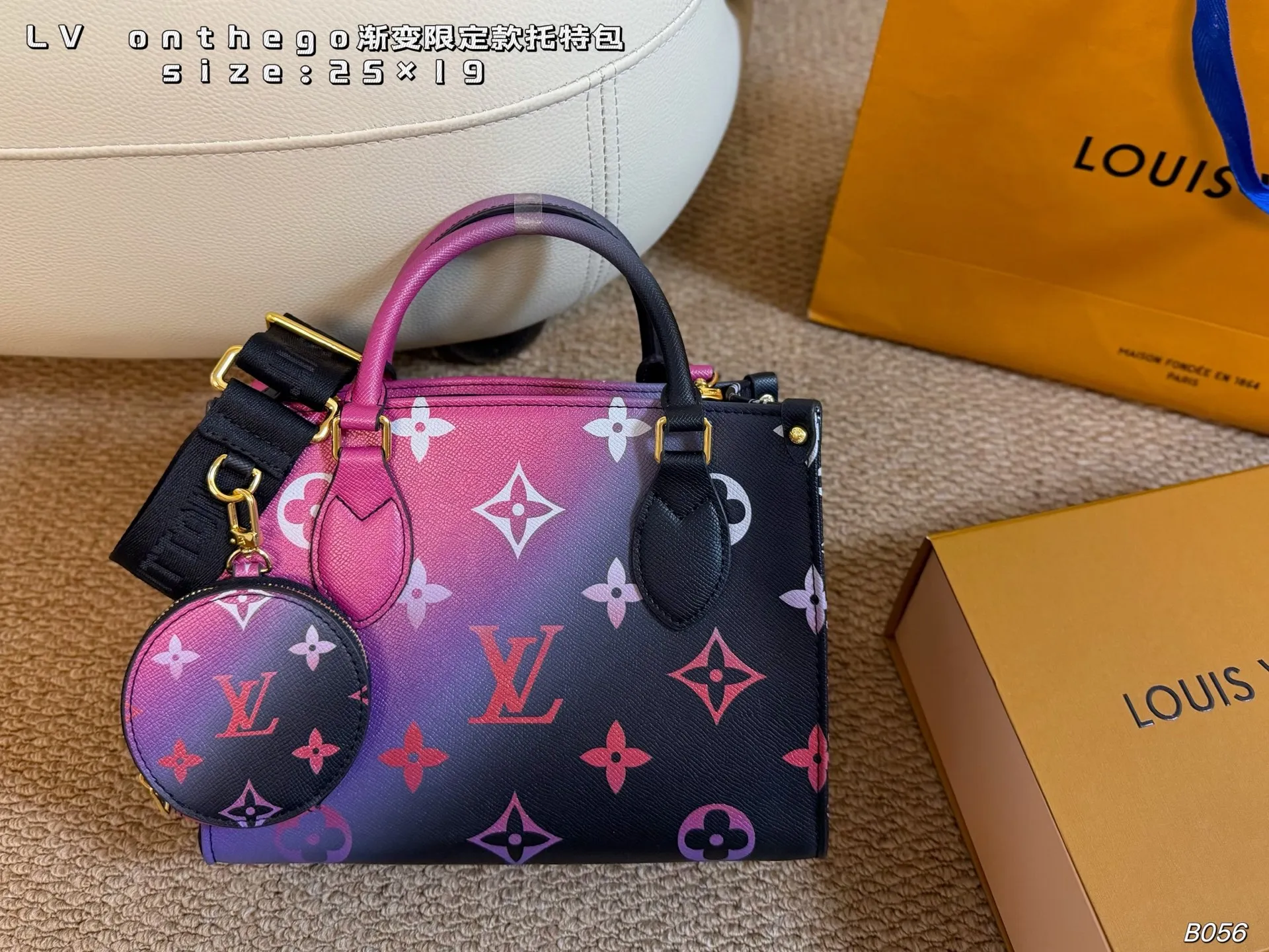 P150 (无盒) size:25×19 LV路易威登OnTheGo 渐变限定款托特包 复古优雅,可单肩可手提~ 特别的轻便耐用,不易变形! 性价比之王,出差通勤都适合!