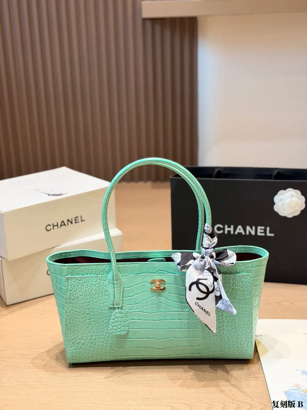 复刻版 p240 Chanel 薄荷绿鳄鱼纹托特包 香奈儿2026春夏系列薄荷绿鳄鱼纹托特包,采用稀有鳄鱼纹牛皮,质感独特又耐用。正面双C金属Logo超有辨识度计,简约大气,容量大,通勤或出行都实用 尺寸:35-21-12cm