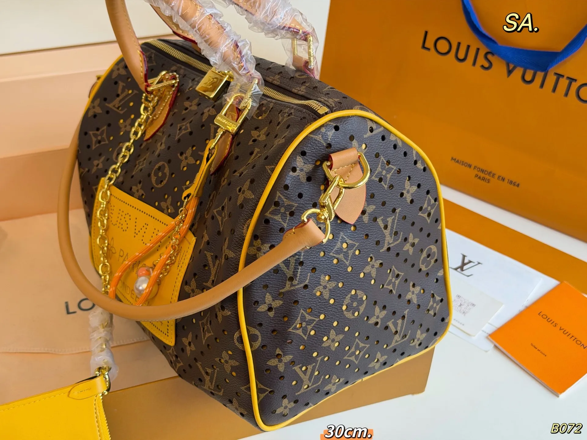 P180 30cm(折叠盒) size:30×21 LV 路易威登早秋系列speedy波士顿枕头包 经典重现,轻便又时尚~ 肩带可调节,可手提,可拆卸! 浓浓复古风,时尚百搭,超级实用!