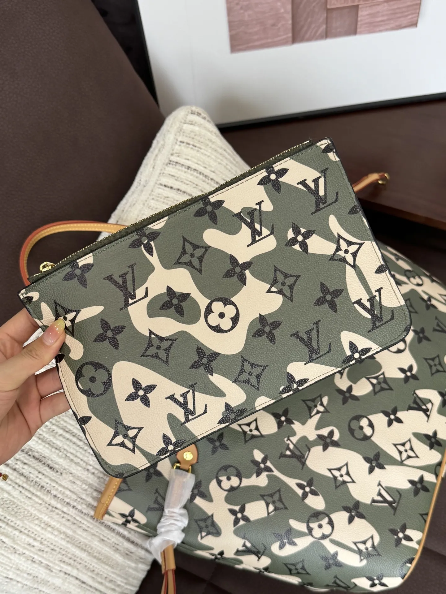 💰190 折叠盒 size：33&times;28 LV NEVERFULL 迷彩 托特包Tote包购物袋单肩手提包 入门级的款式哦！绝对的终身款！此物经典不言而喻！街拍和实用都是非常nb的选择！大家拿到后可以感受下，皮质颗粒之间空袭分明，宽度平均，摸上去软硬适中，变色皮哦！