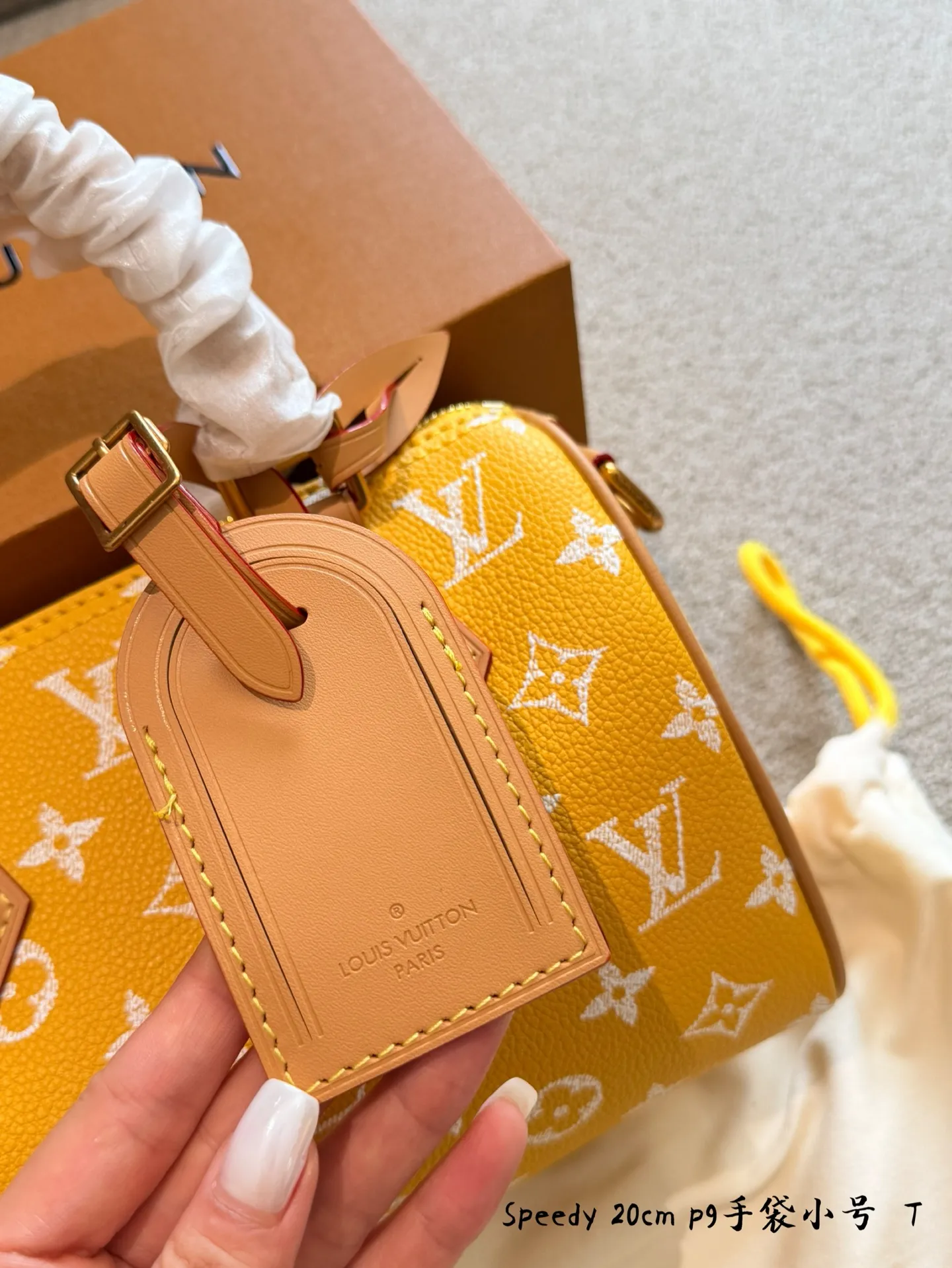 p250 Speedy P29黄色手袋​​20cm 💛LV Speedy P29手袋由设计师Pharrell Williams打造，采用Monogram Empreinte压花牛皮，经典老花图案，触感柔软又耐用✨。20cm小巧尺寸，日常通勤或出行都很适合。黄色&ldquo;发财黄&rdquo;配色超亮眼，搭配天然色皮革手柄和肩带，手提斜挎都OK！内部空间合理，定型枕头包设计，实用又时髦，是LV近年来超火的热门款，时尚爱好者必入！👜