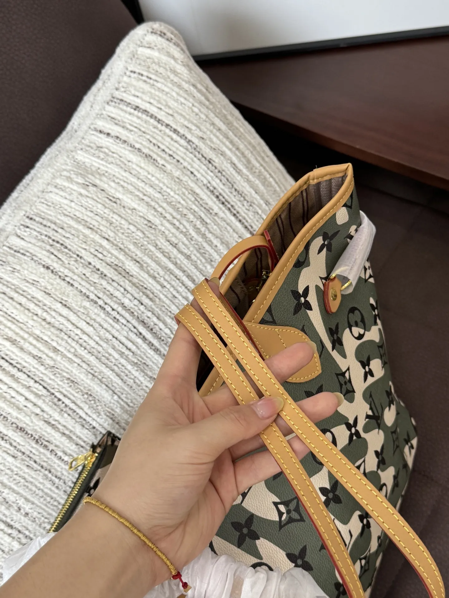 💰190 折叠盒 size：33&times;28 LV NEVERFULL 迷彩 托特包Tote包购物袋单肩手提包 入门级的款式哦！绝对的终身款！此物经典不言而喻！街拍和实用都是非常nb的选择！大家拿到后可以感受下，皮质颗粒之间空袭分明，宽度平均，摸上去软硬适中，变色皮哦！