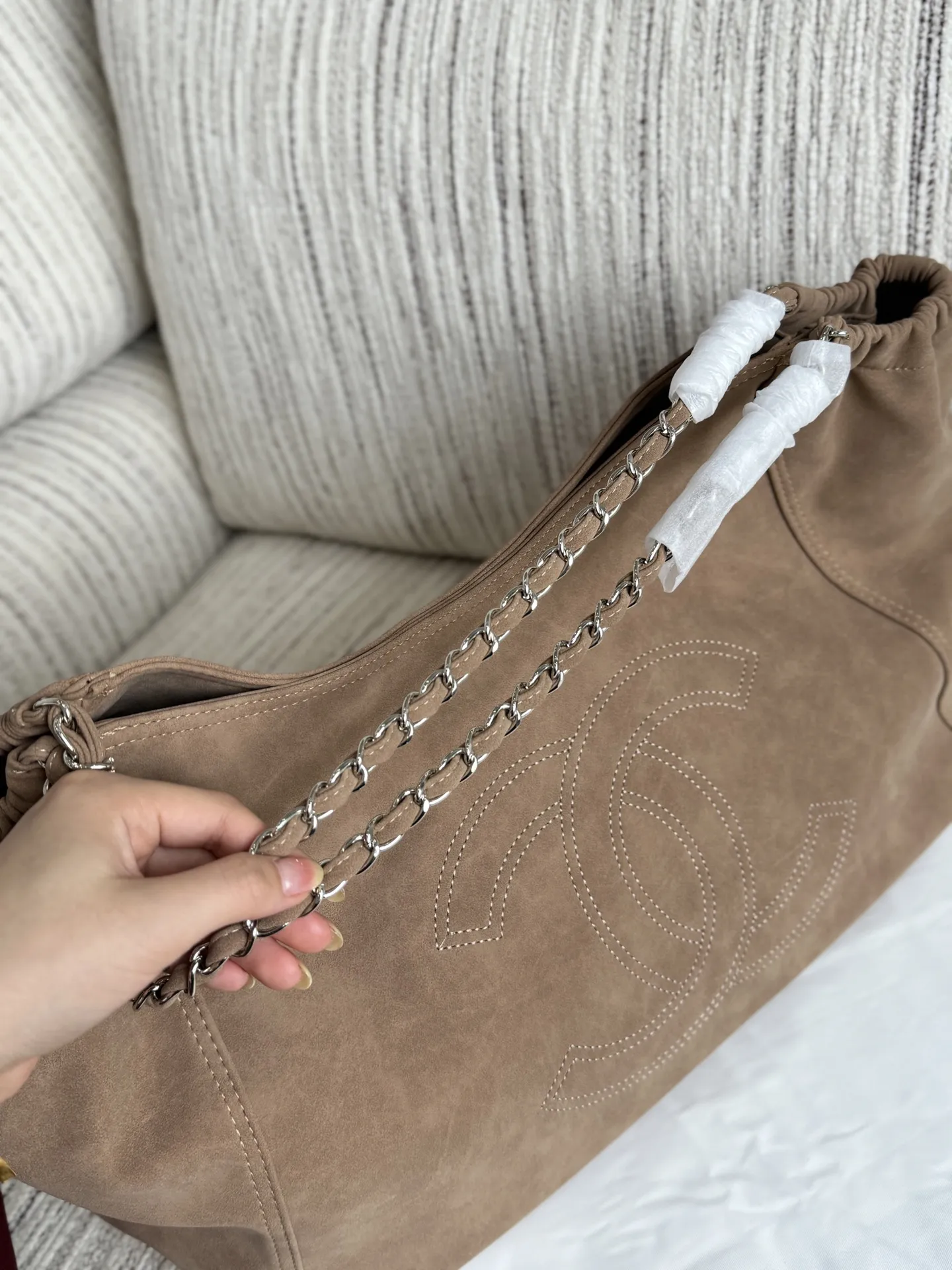 💰160 size:42×33 CHANEL香奈儿 麂皮 托特包 购物袋 腋下包 链条包 子母包 沙滩包 还这么能装实用,背上秒变甜酷女孩,是不是很多集美纠喜欢直接选好看就够了,百搭又好看🐸 大容量链条包,通勤出游的绝佳拍档! 软糯的皮质,摸起来超级舒服,背起来也很轻便。链条设计增添了时尚感,抽绳收口设计让包包更显慵懒随性。🎀