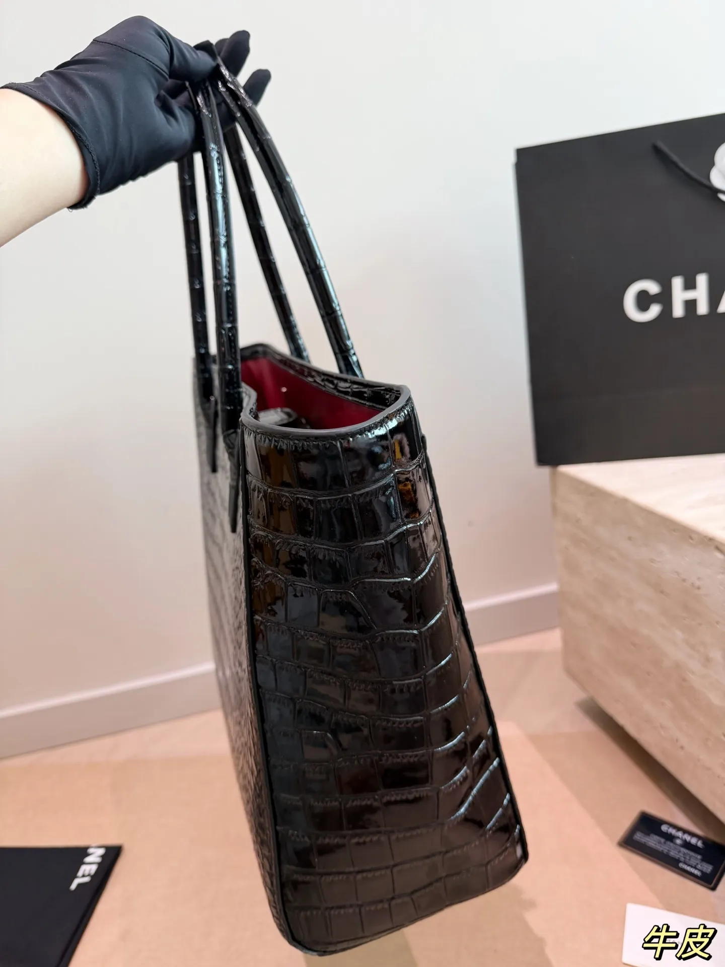 P335 大号 香奈儿 26SS Chanel 薄荷绿鳄鱼纹购物包 香奈儿2026春夏系列薄荷绿鳄鱼纹托特包,采用稀有鳄鱼纹牛皮,质感独特又耐用。正面双C金属Logo超有辨识度计,简约大气,容量大,通勤或出行都实用 尺寸:47*15*31.4cm