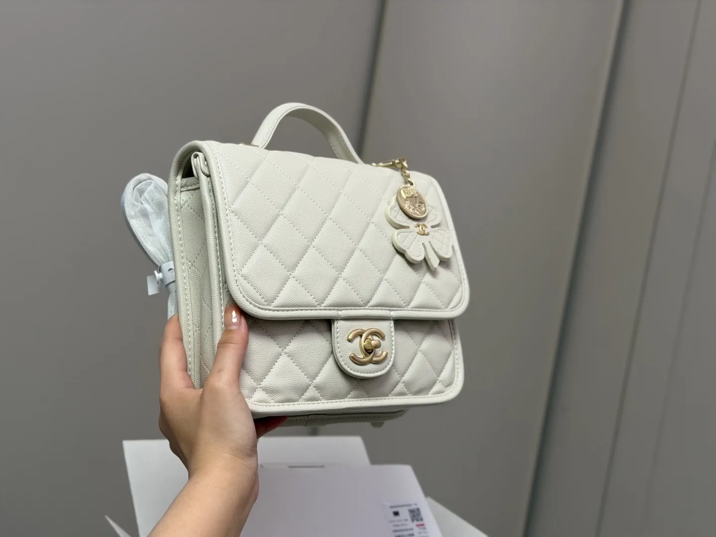 &yen;200 折叠盒飞机盒 香奈儿Chanel25B双肩｜这是公主的包吧！ 各种经典元素结合 通身鱼子酱牛皮 搭配四叶草挂坠 精致时髦 尺寸:22.20cm