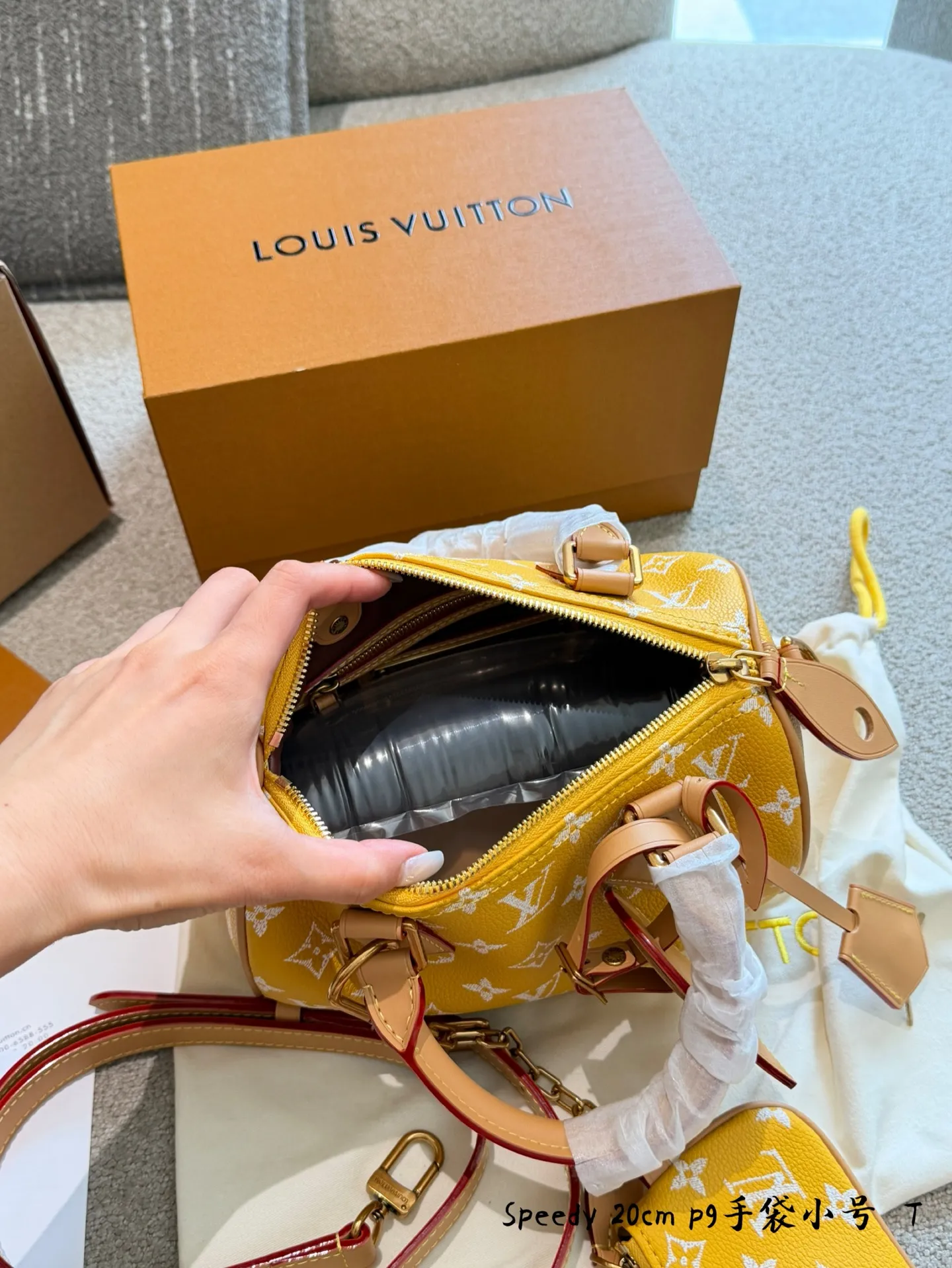 p250 Speedy P29黄色手袋20cm 💛LV Speedy P29手袋由设计师Pharrell Williams打造,采用Monogram Empreinte压花牛皮,经典老花图案,触感柔软又耐用✨。20cm小巧尺寸,日常通勤或出行都很适合。黄色“发财黄”配色超亮眼,搭配天然色皮革手柄和肩带,手提斜挎都OK!内部空间合理,定型枕头包设计,实用又时髦,是LV近年来超火的热门款,时尚爱好者必入!👜