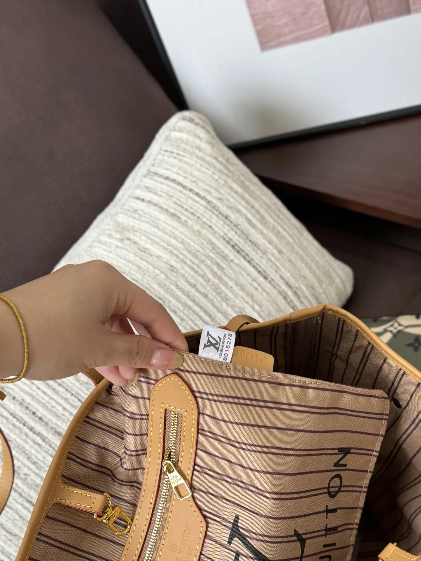 💰190 折叠盒 size:33×28 LV NEVERFULL 迷彩 托特包Tote包购物袋单肩手提包 入门级的款式哦!绝对的终身款!此物经典不言而喻!街拍和实用都是非常nb的选择!大家拿到后可以感受下,皮质颗粒之间空袭分明,宽度平均,摸上去软硬适中,变色皮哦!