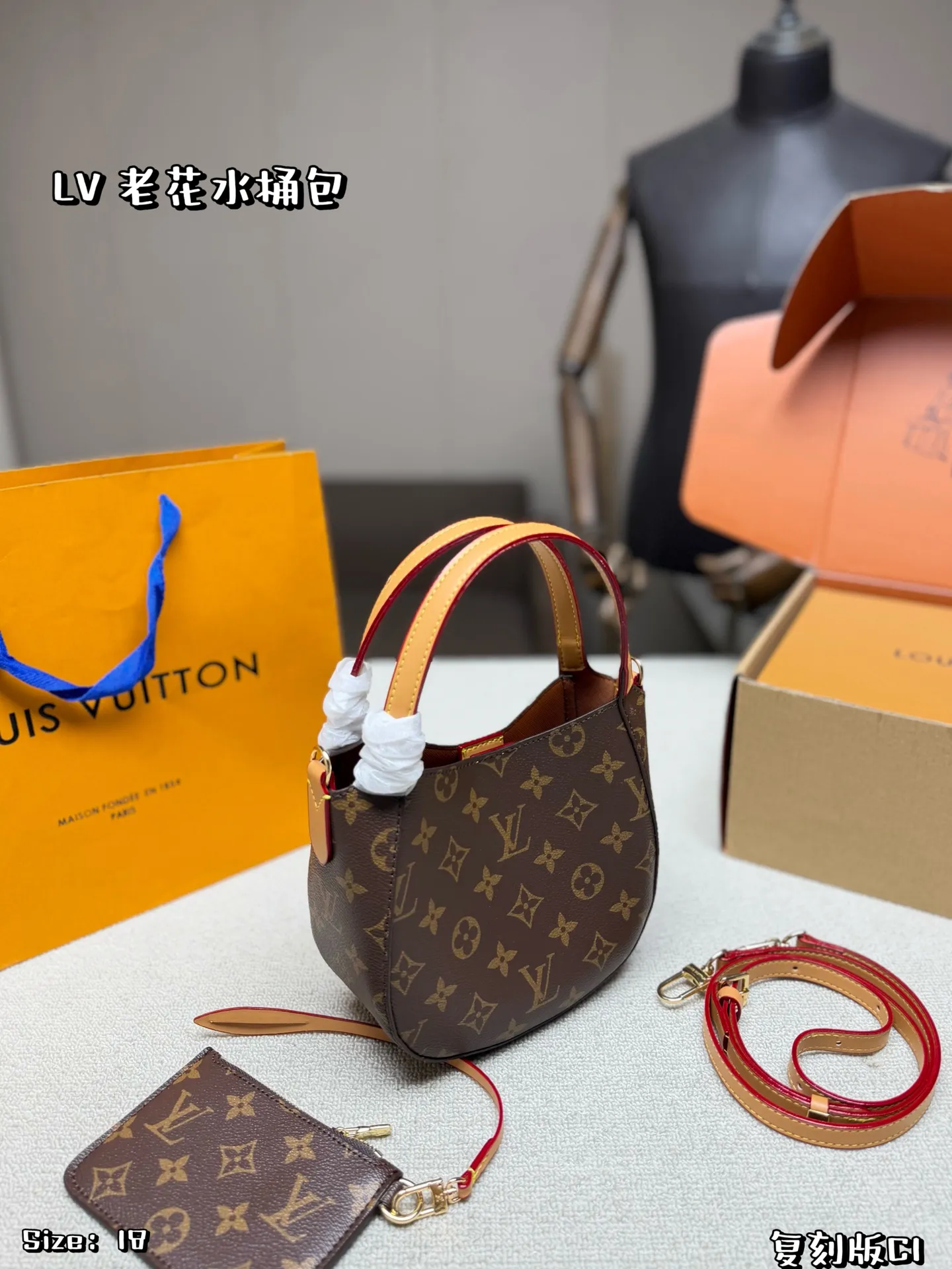 P120 折叠盒✈️飞机盒 LV All In BB手袋采用经典Monogram老花帆布 小巧精致。双肩带设计,手提、斜挎、单肩背都OK,灵活百搭✨。附可拆卸小卡包,实用又贴心。灵感源自水桶包 容量适中,通勤或出行都很适合,是LV热门爆款之一 尺寸 18*16