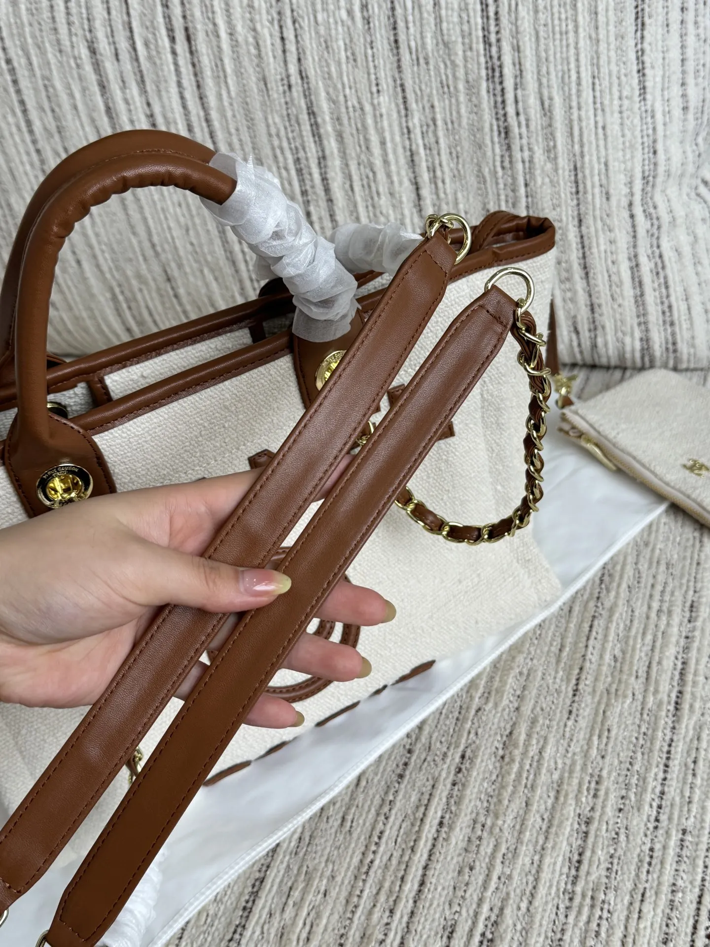 大💰220 小💰215 size：37&times;29/31&times;24 CHANEL香奈儿 帆布 沙滩包 链条包 托特包 子母包 Chanel 新款包包😍 帆布系列小香包🥳好轻盈高级哒 它和夏天一起来了｜香奈儿初夏度假系列 ‼️帆布风的包包太夏天了 可以搭配海滩风的小裙子 特别适合去海边度假旅游的时候背🏝 度假帆布系列也将实用和松弛结合的恰到好处 哪怕是帆布包也非常适合日常穿搭去背