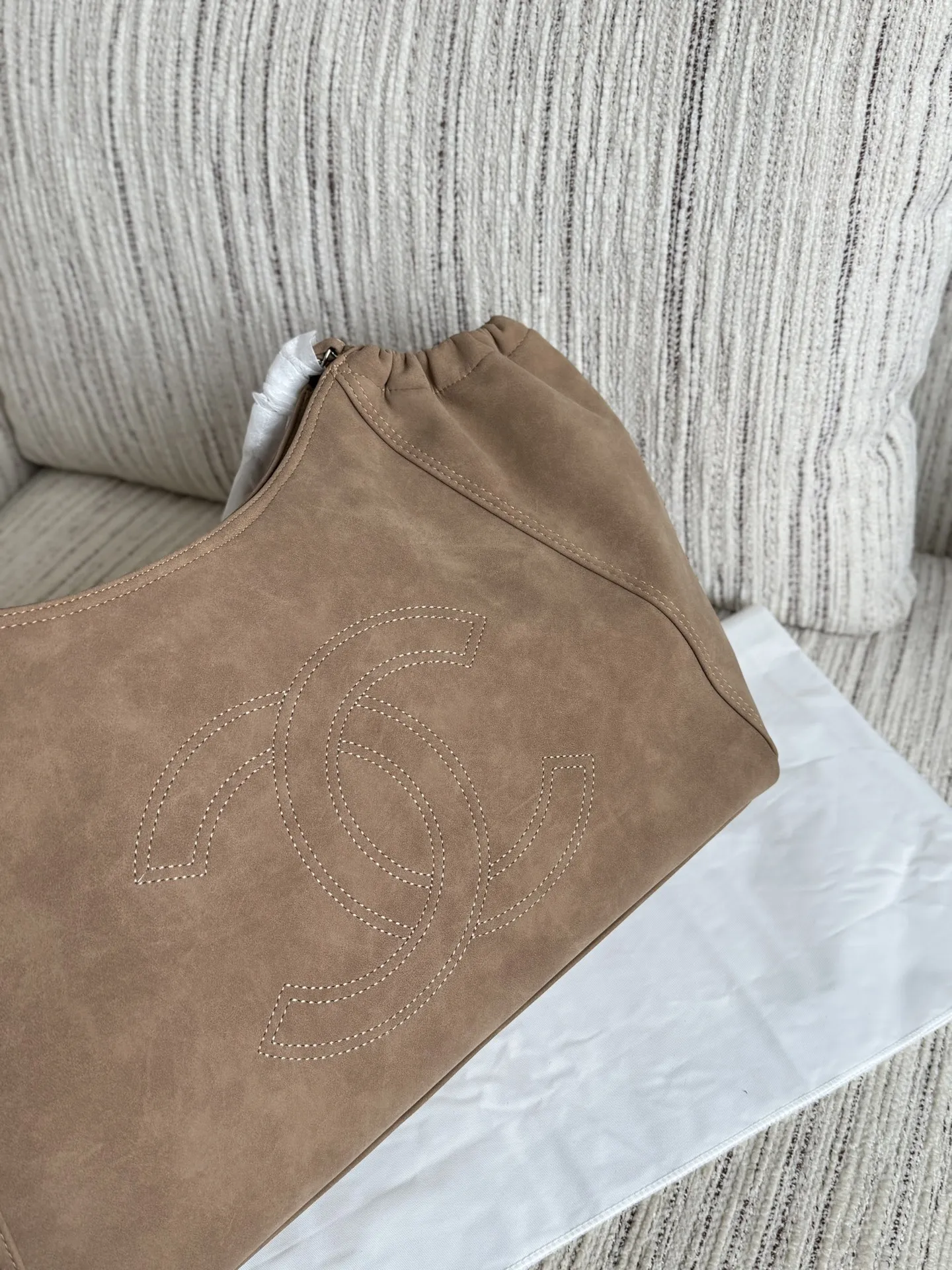 💰160 size：42&times;33 CHANEL香奈儿 麂皮 托特包 购物袋 腋下包 链条包 子母包 沙滩包 还这么能装实用，背上秒变甜酷女孩，是不是很多集美纠喜欢直接选好看就够了，百搭又好看🐸 大容量链条包，通勤出游的绝佳拍档！ 软糯的皮质，摸起来超级舒服，背起来也很轻便。链条设计增添了时尚感，抽绳收口设计让包包更显慵懒随性。🎀