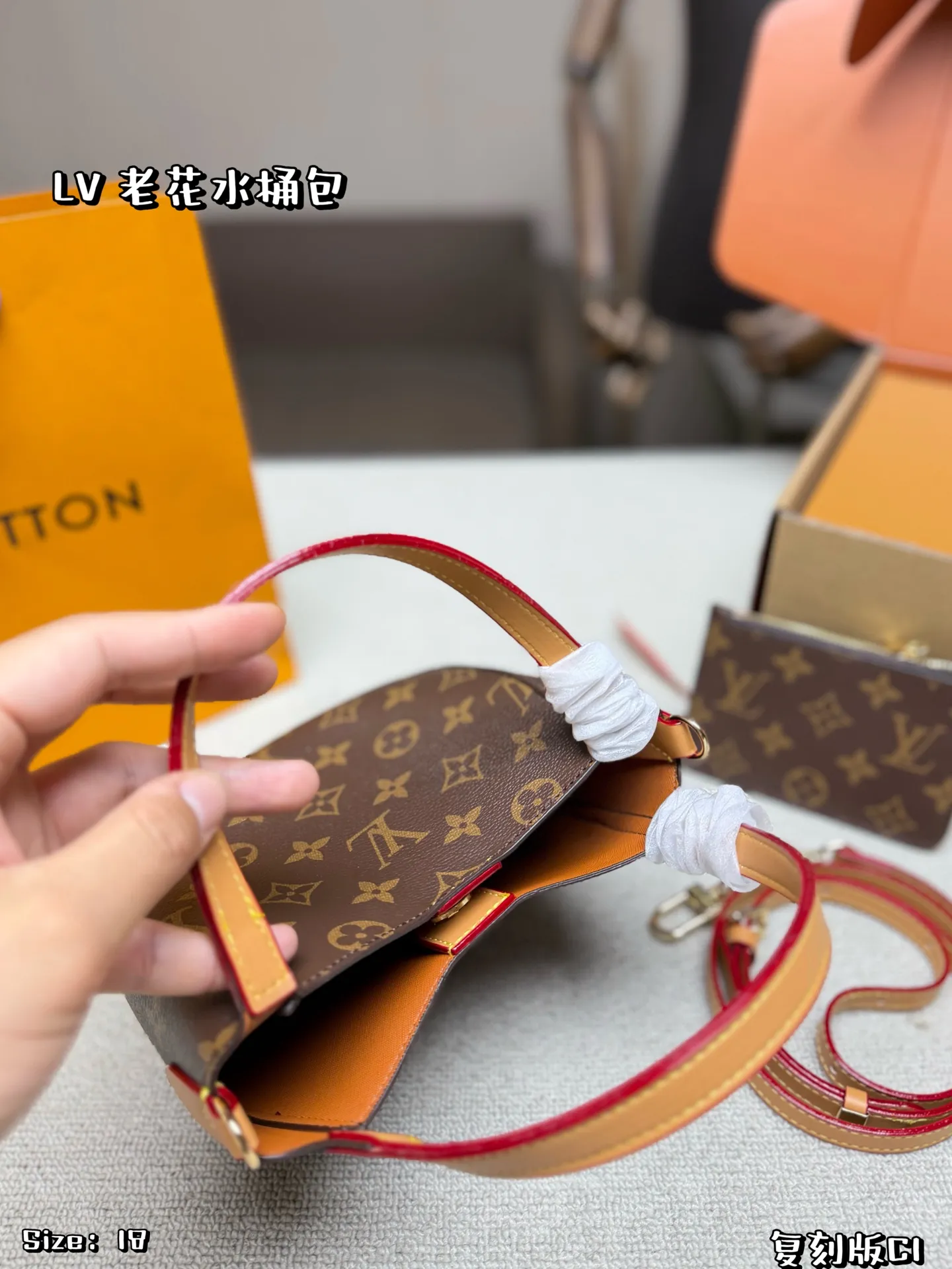 P120 折叠盒✈️飞机盒 LV All In BB手袋采用经典Monogram老花帆布 小巧精致。双肩带设计，手提、斜挎、单肩背都OK，灵活百搭✨。附可拆卸小卡包，实用又贴心。灵感源自水桶包 容量适中，通勤或出行都很适合，是LV热门爆款之一 尺寸 18*16