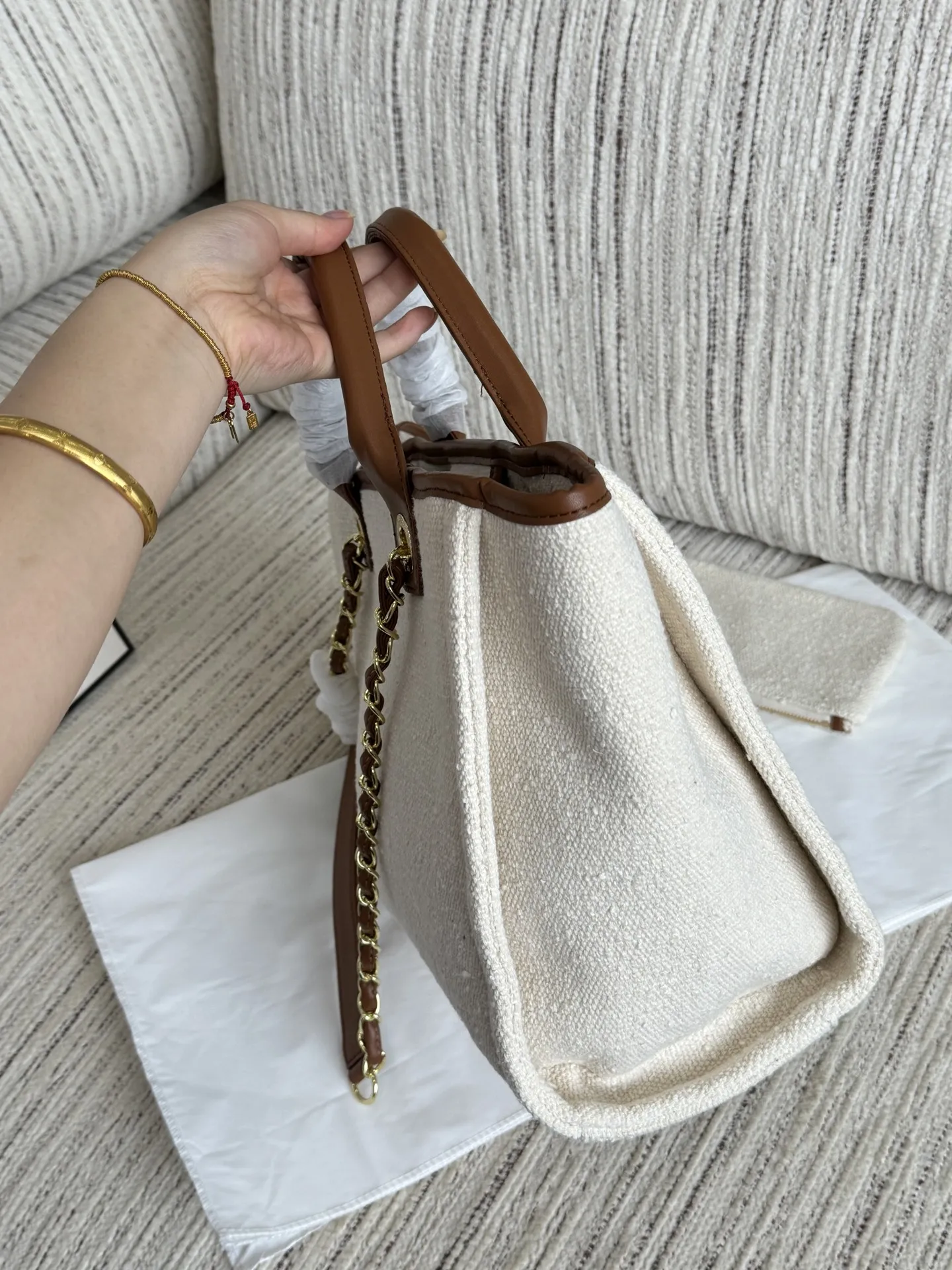 大💰220 小💰215 size：37&times;29/31&times;24 CHANEL香奈儿 帆布 沙滩包 链条包 托特包 子母包 Chanel 新款包包😍 帆布系列小香包🥳好轻盈高级哒 它和夏天一起来了｜香奈儿初夏度假系列 ‼️帆布风的包包太夏天了 可以搭配海滩风的小裙子 特别适合去海边度假旅游的时候背🏝 度假帆布系列也将实用和松弛结合的恰到好处 哪怕是帆布包也非常适合日常穿搭去背