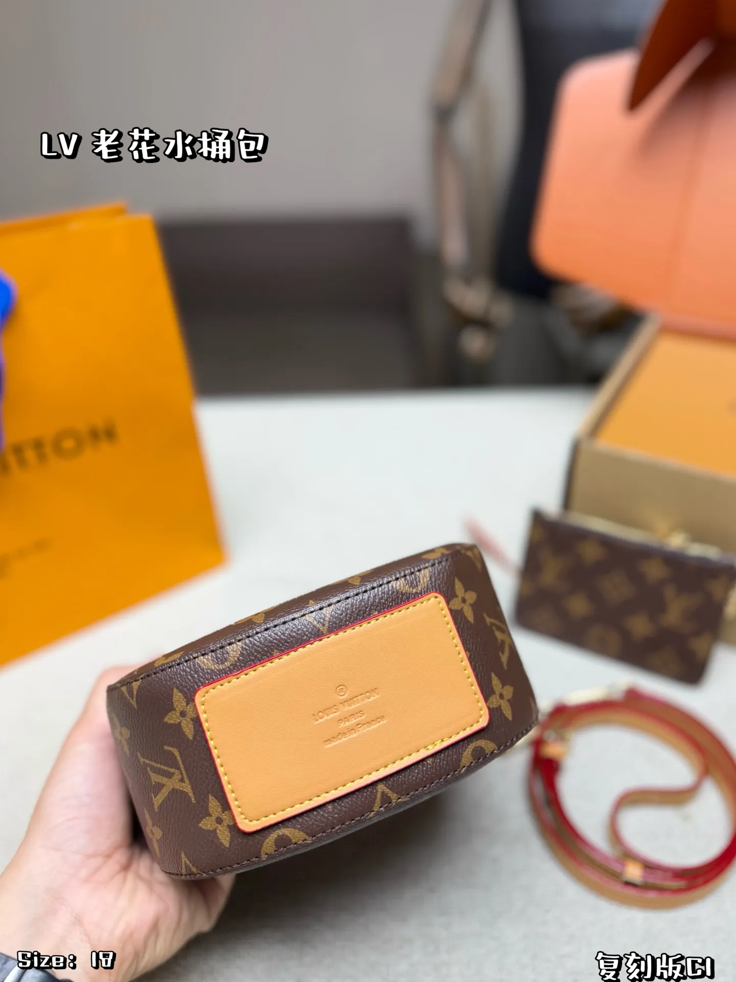 P120 折叠盒✈️飞机盒 LV All In BB手袋采用经典Monogram老花帆布 小巧精致。双肩带设计,手提、斜挎、单肩背都OK,灵活百搭✨。附可拆卸小卡包,实用又贴心。灵感源自水桶包 容量适中,通勤或出行都很适合,是LV热门爆款之一 尺寸 18*16