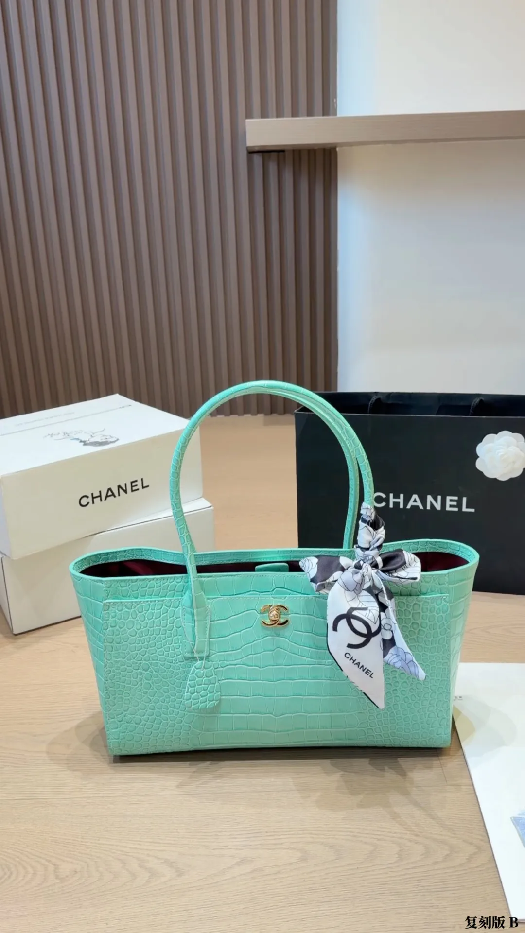复刻版 p240 Chanel 薄荷绿鳄鱼纹托特包 香奈儿2026春夏系列薄荷绿鳄鱼纹托特包,采用稀有鳄鱼纹牛皮,质感独特又耐用。正面双C金属Logo超有辨识度计,简约大气,容量大,通勤或出行都实用 尺寸:35-21-12cm