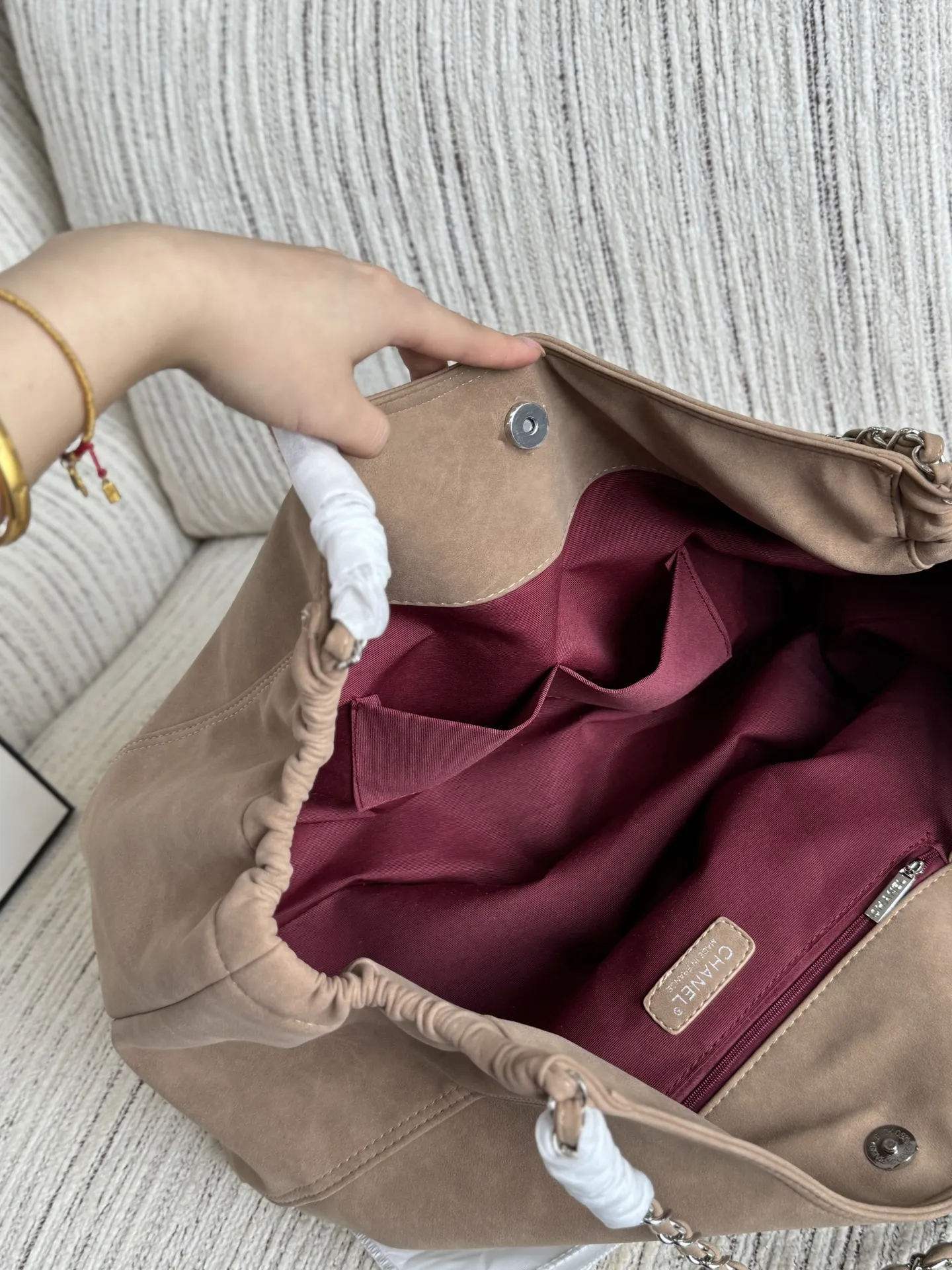 💰160 size：42&times;33 CHANEL香奈儿 麂皮 托特包 购物袋 腋下包 链条包 子母包 沙滩包 还这么能装实用，背上秒变甜酷女孩，是不是很多集美纠喜欢直接选好看就够了，百搭又好看🐸 大容量链条包，通勤出游的绝佳拍档！ 软糯的皮质，摸起来超级舒服，背起来也很轻便。链条设计增添了时尚感，抽绳收口设计让包包更显慵懒随性。🎀