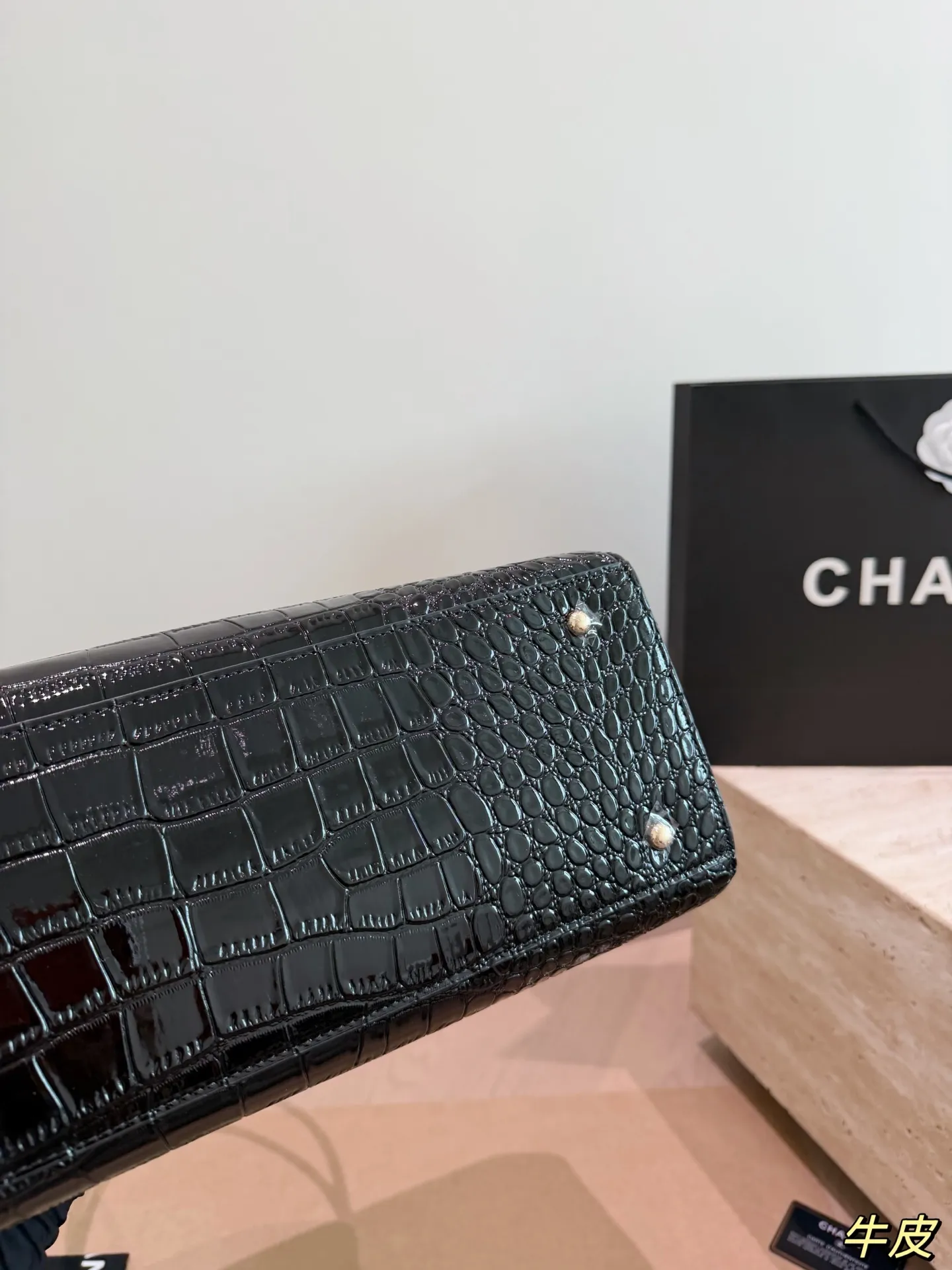 P335 大号 香奈儿 26SS Chanel 薄荷绿鳄鱼纹购物包 香奈儿2026春夏系列薄荷绿鳄鱼纹托特包,采用稀有鳄鱼纹牛皮,质感独特又耐用。正面双C金属Logo超有辨识度计,简约大气,容量大,通勤或出行都实用 尺寸:47*15*31.4cm