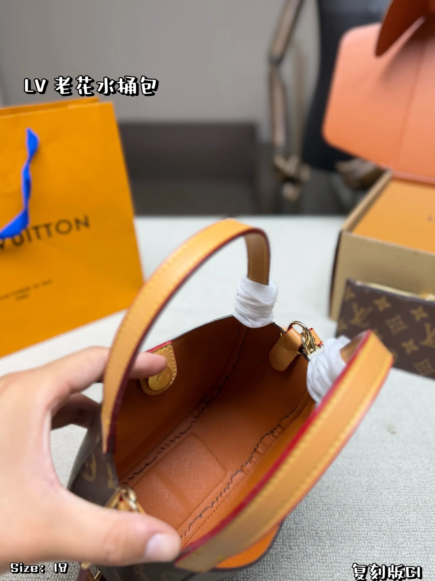 P120 折叠盒✈️飞机盒 LV All In BB手袋采用经典Monogram老花帆布 小巧精致。双肩带设计，手提、斜挎、单肩背都OK，灵活百搭✨。附可拆卸小卡包，实用又贴心。灵感源自水桶包 容量适中，通勤或出行都很适合，是LV热门爆款之一 尺寸 18*16
