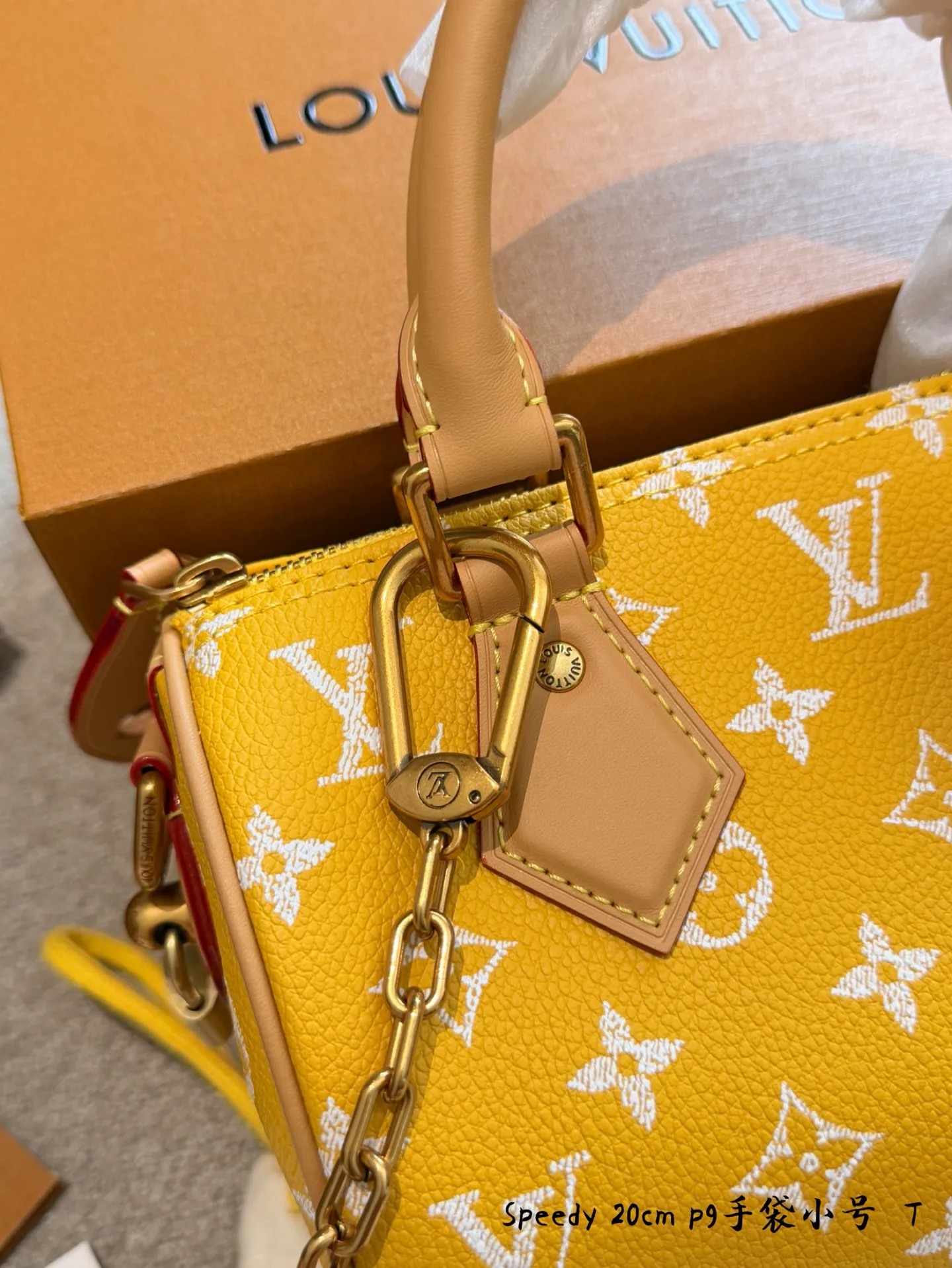 p250 Speedy P29黄色手袋​​20cm 💛LV Speedy P29手袋由设计师Pharrell Williams打造，采用Monogram Empreinte压花牛皮，经典老花图案，触感柔软又耐用✨。20cm小巧尺寸，日常通勤或出行都很适合。黄色&ldquo;发财黄&rdquo;配色超亮眼，搭配天然色皮革手柄和肩带，手提斜挎都OK！内部空间合理，定型枕头包设计，实用又时髦，是LV近年来超火的热门款，时尚爱好者必入！👜