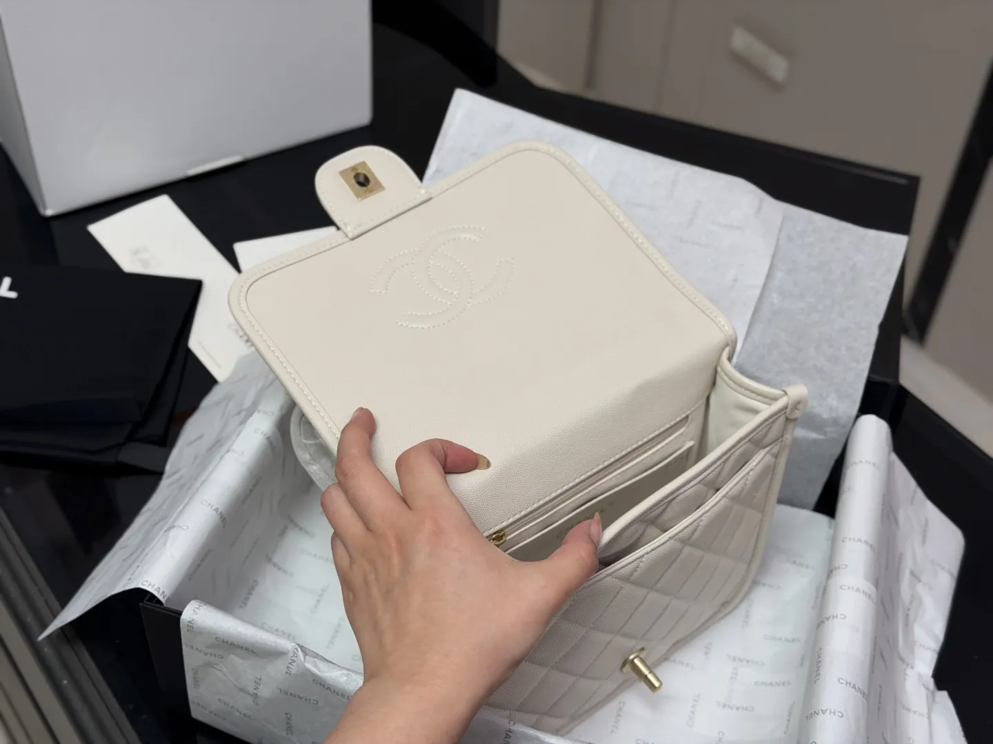 ¥200 折叠盒飞机盒 香奈儿Chanel25B双肩|这是公主的包吧! 各种经典元素结合 通身鱼子酱牛皮 搭配四叶草挂坠 精致时髦 尺寸:22.20cm