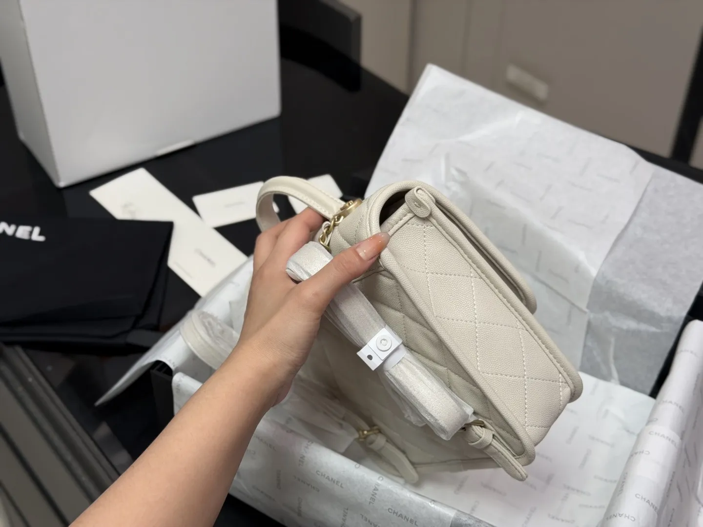 ¥200 折叠盒飞机盒 香奈儿Chanel25B双肩|这是公主的包吧! 各种经典元素结合 通身鱼子酱牛皮 搭配四叶草挂坠 精致时髦 尺寸:22.20cm