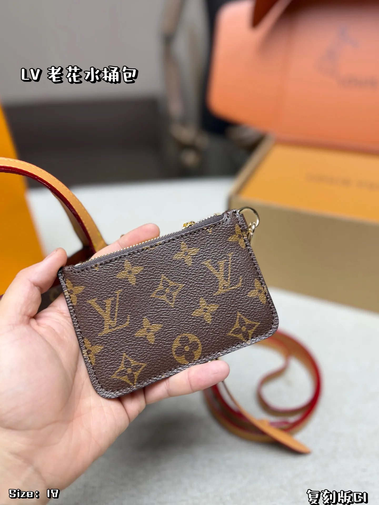P120 折叠盒✈️飞机盒 LV All In BB手袋采用经典Monogram老花帆布 小巧精致。双肩带设计，手提、斜挎、单肩背都OK，灵活百搭✨。附可拆卸小卡包，实用又贴心。灵感源自水桶包 容量适中，通勤或出行都很适合，是LV热门爆款之一 尺寸 18*16