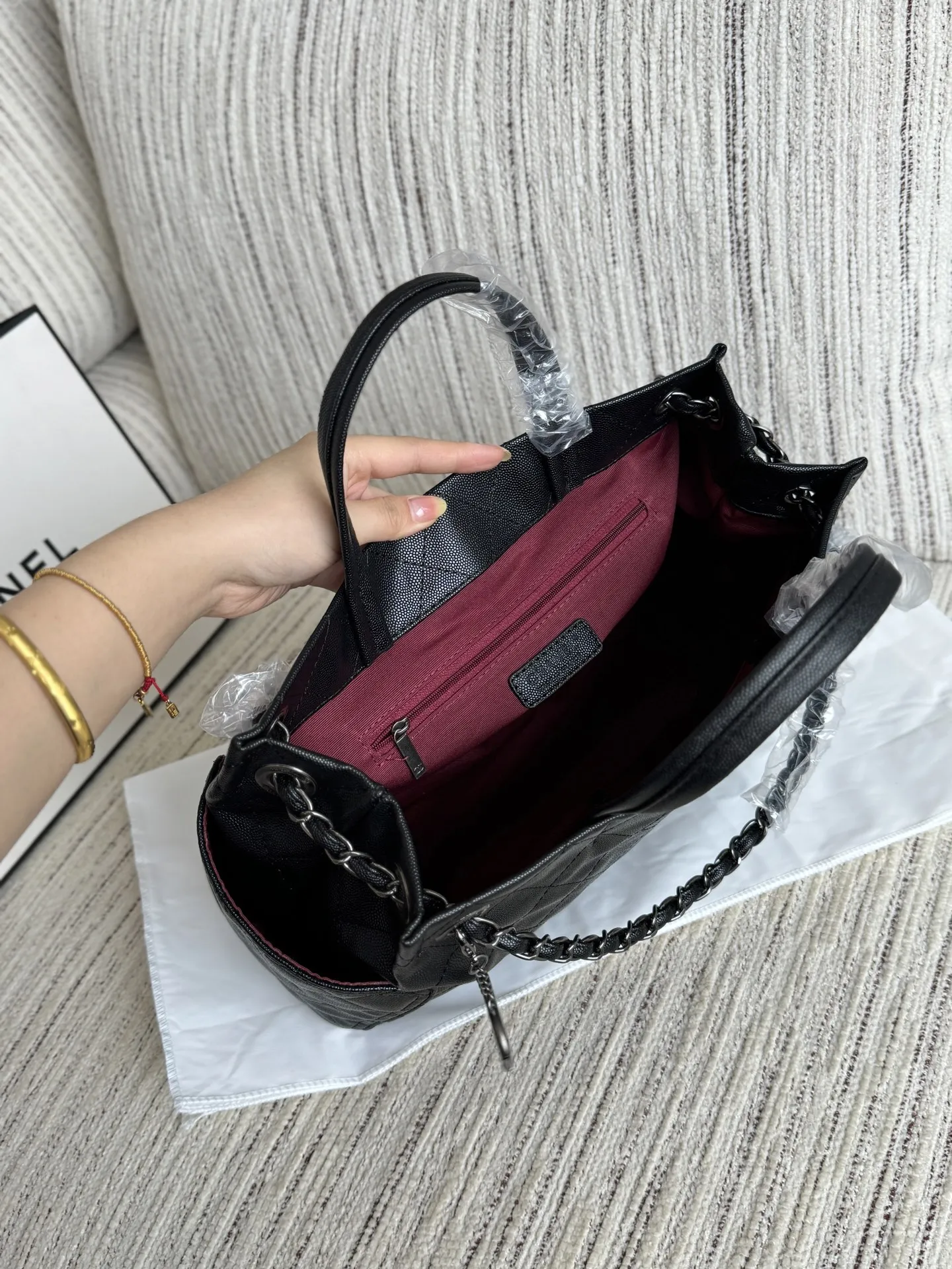 💰240 size:31×25 CHANEL香奈儿 鱼子酱 链条包 中古包 托特包 购物袋 时髦拿捏住啦 不显老气好好搭啊 而且貌美气质加成好高的呀~ 爱死了这份从容优雅