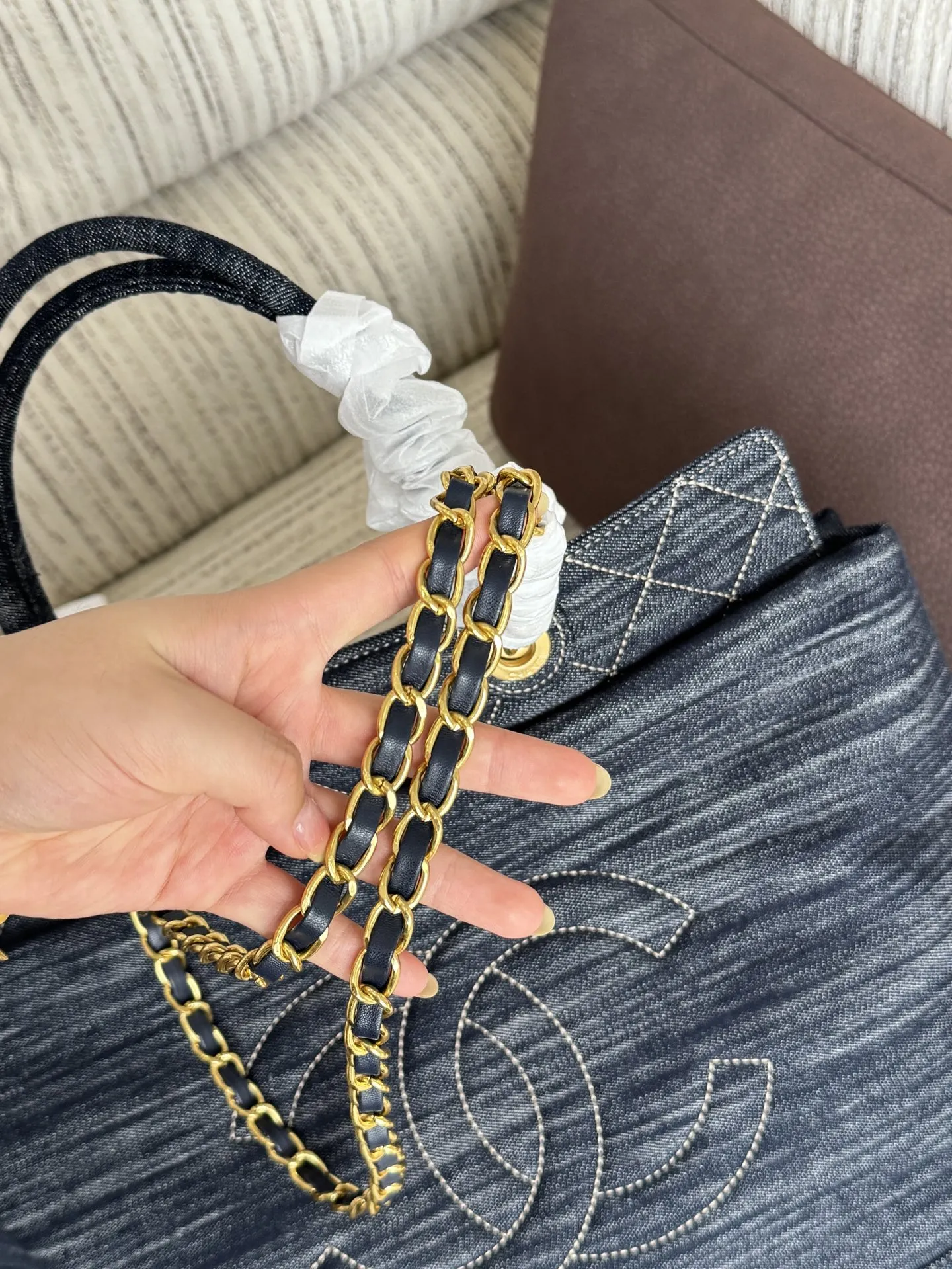 💰220 size：37&times;33 CHANEL香奈儿 丹宁牛仔布 托特包 中古包 腋下包 牛仔超级好看 超高出片率 超能装 能把胖胖的我显的&ldquo;巨瘦&rdquo; 大胆衬之为纸片人