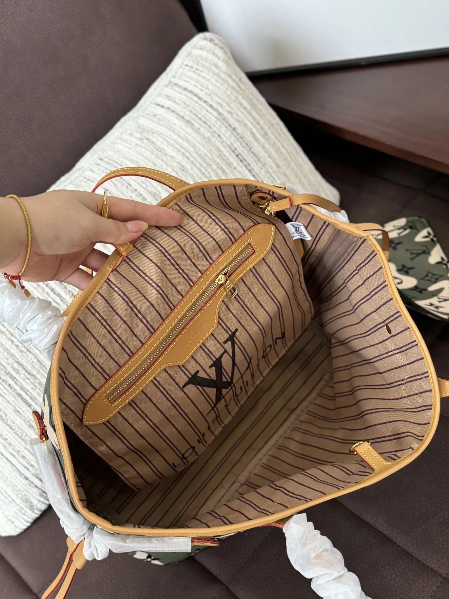 💰190 折叠盒 size：33&times;28 LV NEVERFULL 迷彩 托特包Tote包购物袋单肩手提包 入门级的款式哦！绝对的终身款！此物经典不言而喻！街拍和实用都是非常nb的选择！大家拿到后可以感受下，皮质颗粒之间空袭分明，宽度平均，摸上去软硬适中，变色皮哦！