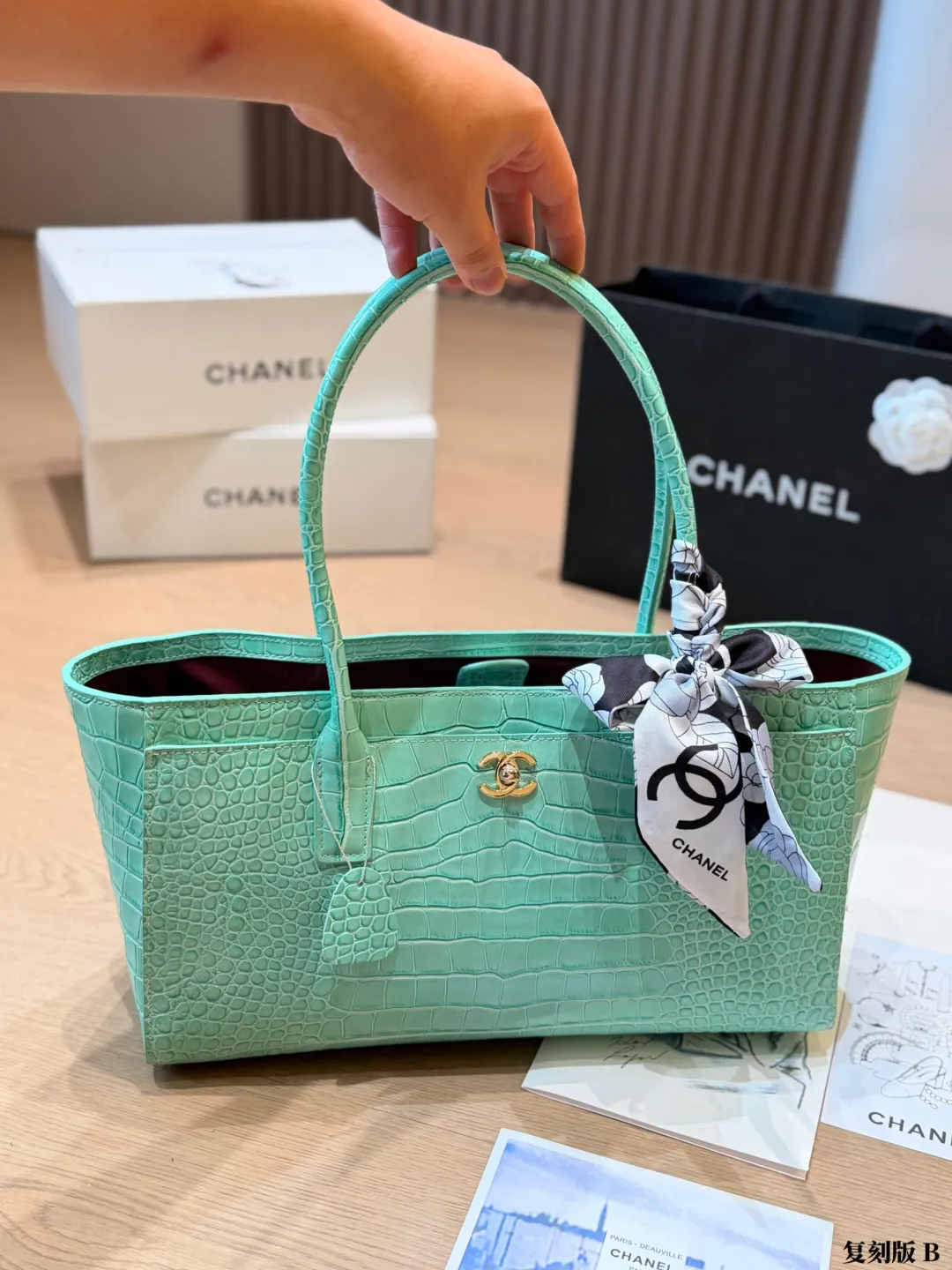 复刻版 p240 Chanel 薄荷绿鳄鱼纹托特包 香奈儿2026春夏系列薄荷绿鳄鱼纹托特包，采用稀有鳄鱼纹牛皮，质感独特又耐用。正面双C金属Logo超有辨识度计，简约大气，容量大，通勤或出行都实用 尺寸：35-21-12cm